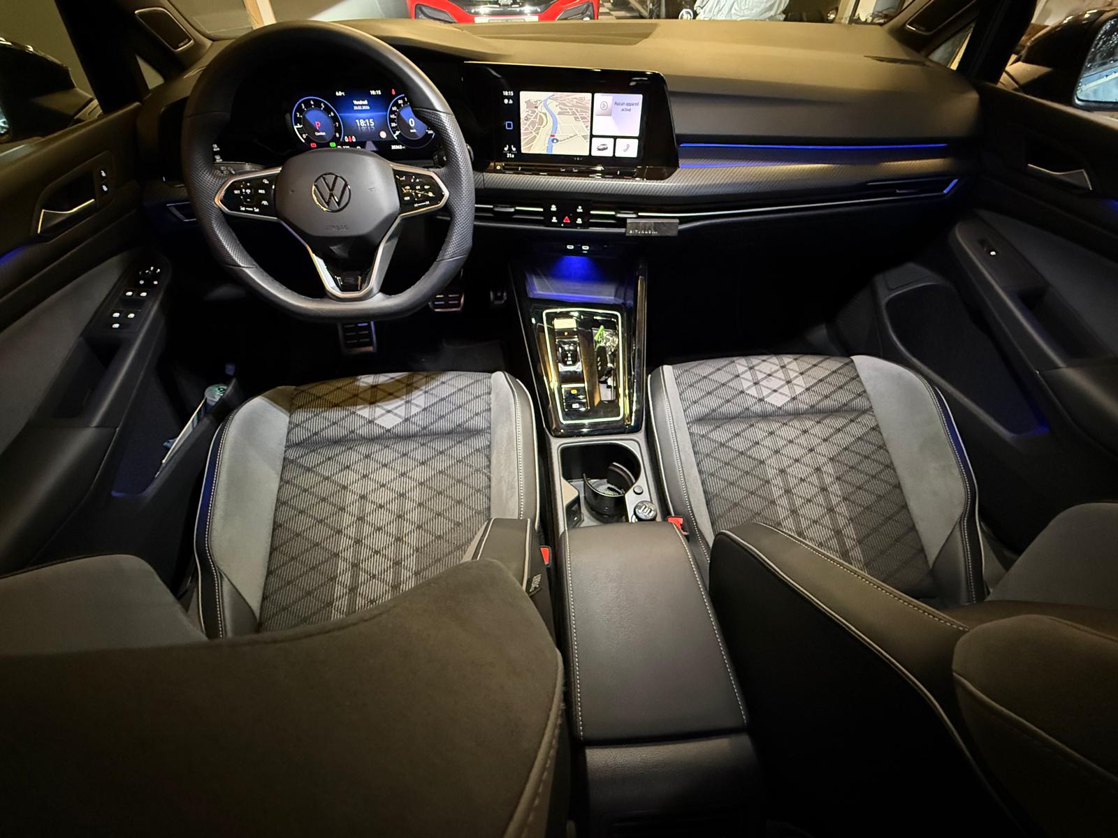 VW Golf 1.5 eTSI mHEV ACT R-Line 75 Edition DSG-image-13