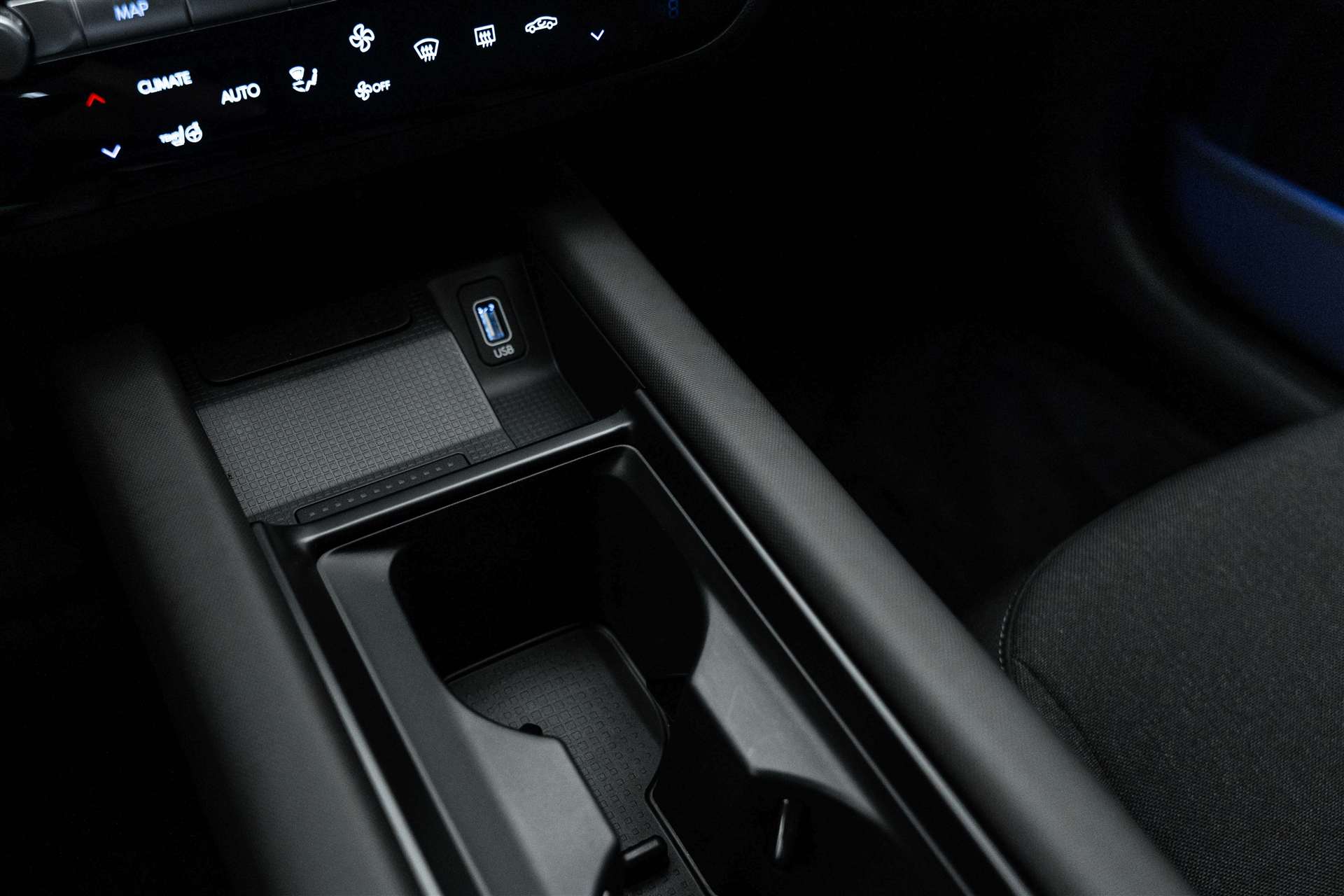 HYUNDAI Ioniq 6 77kWh Plus Line 325PS 4WD Automat-image-28