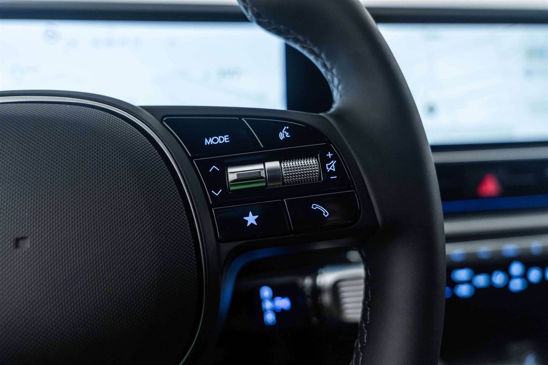 HYUNDAI Ioniq 6 77kWh Plus Line 325PS 4WD Automat-image-17