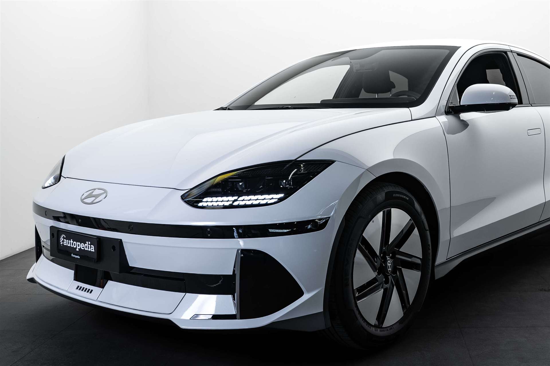 HYUNDAI Ioniq 6 77kWh Plus Line 325PS 4WD Automat-showroom-element-1