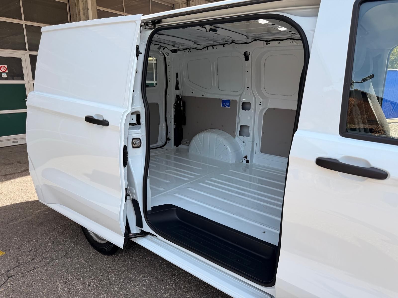 VW Transporter 2.0 TDI-image-12