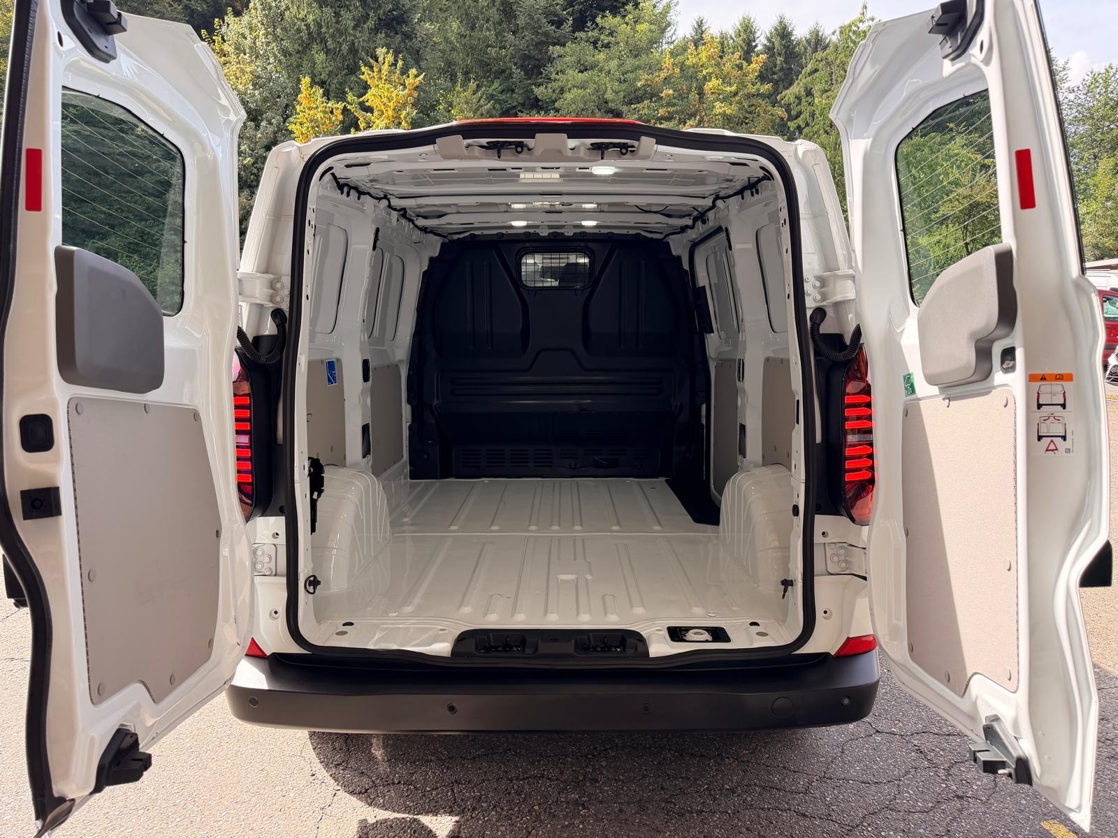 VW Transporter 2.0 TDI-image-11