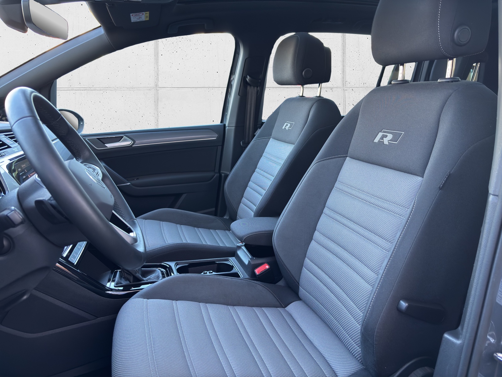 VW Touran 1.5 TSI EVO R-Line Highline DSG mit AHK, 7 Sitzen & Panorama-Ausstell-/Schiebedach-image-27