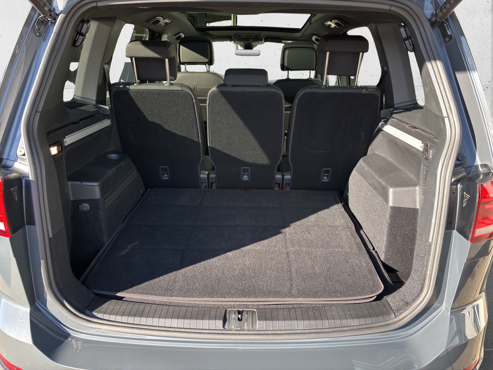 VW Touran 1.5 TSI EVO R-Line Highline DSG mit AHK, 7 Sitzen & Panorama-Ausstell-/Schiebedach-image-9