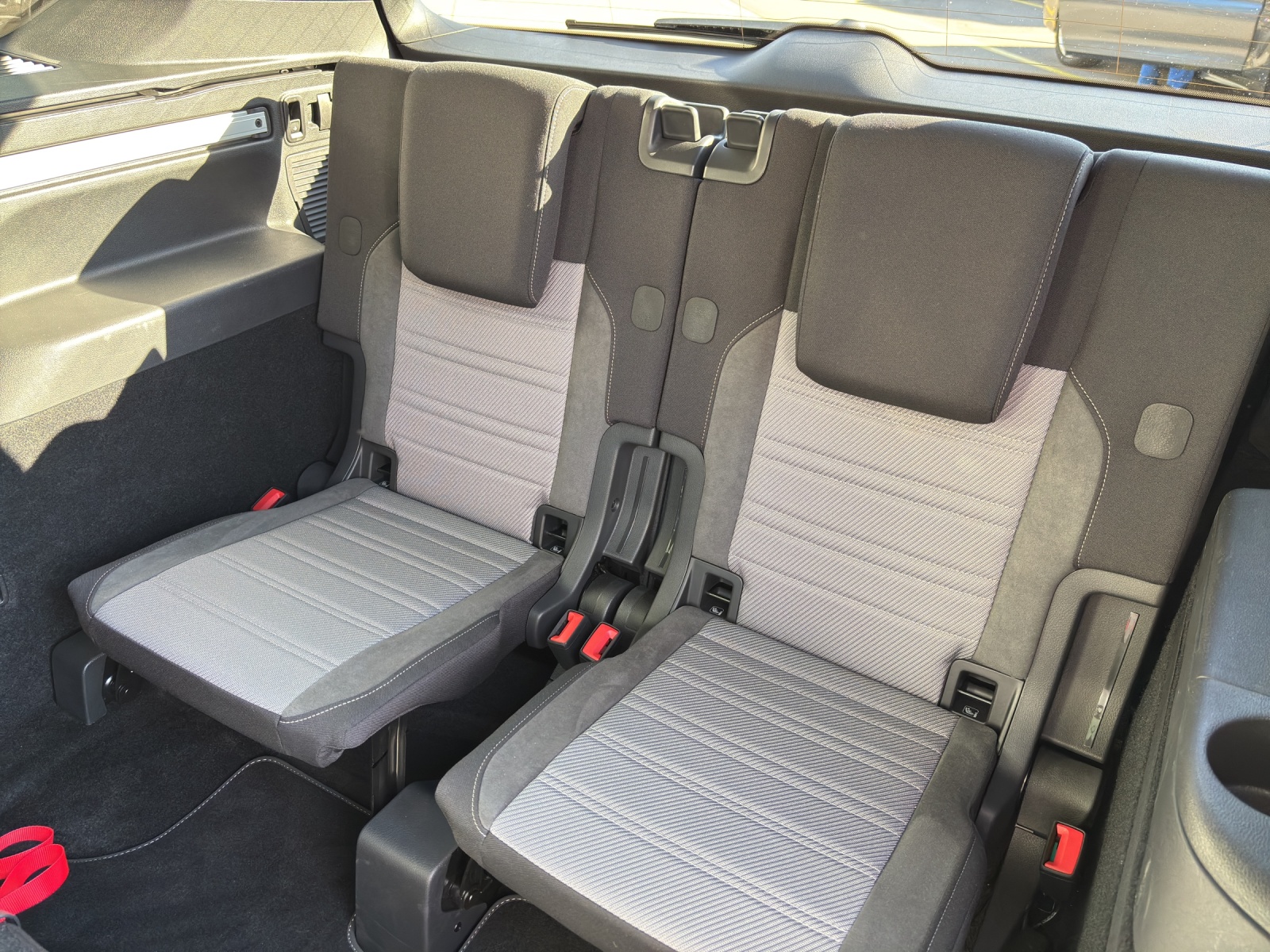 VW Touran 1.5 TSI EVO R-Line Highline DSG mit AHK, 7 Sitzen & Panorama-Ausstell-/Schiebedach-image-29