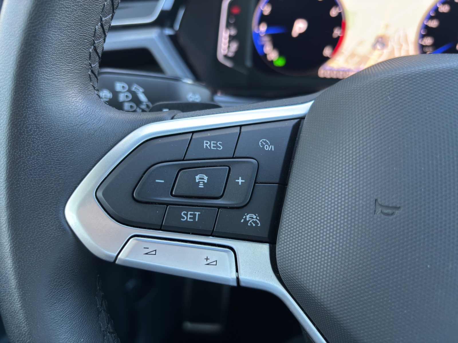 VW Touran 1.5 TSI EVO R-Line Highline DSG mit AHK, 7 Sitzen & Panorama-Ausstell-/Schiebedach-image-14
