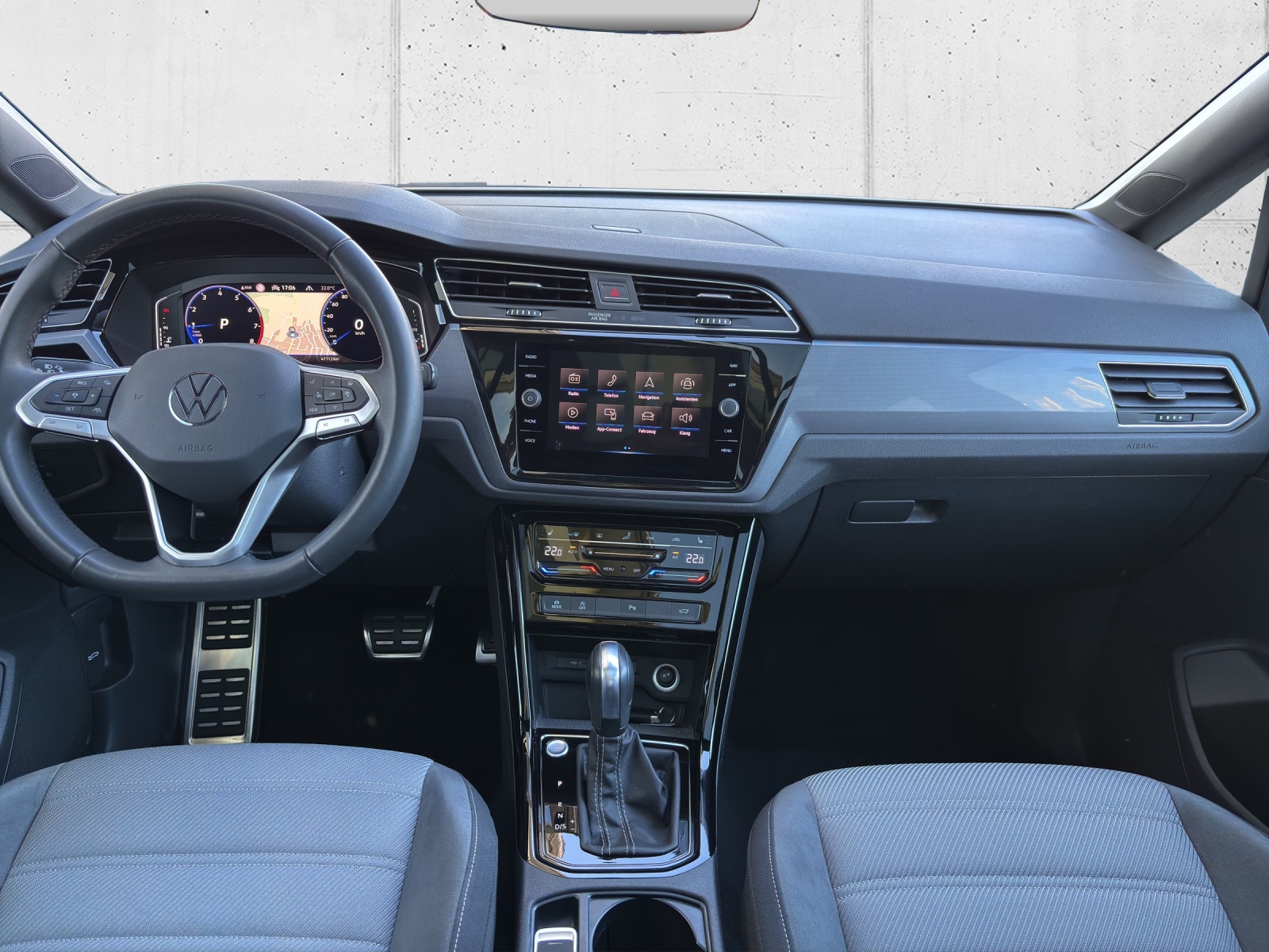 VW Touran 1.5 TSI EVO R-Line Highline DSG mit AHK, 7 Sitzen & Panorama-Ausstell-/Schiebedach-image-12