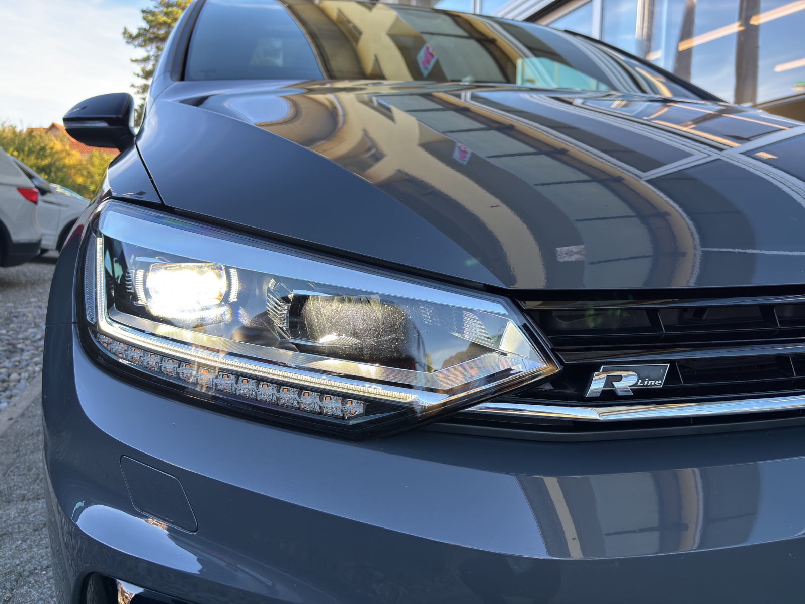 VW Touran 1.5 TSI EVO R-Line Highline DSG mit AHK, 7 Sitzen & Panorama-Ausstell-/Schiebedach-image-8