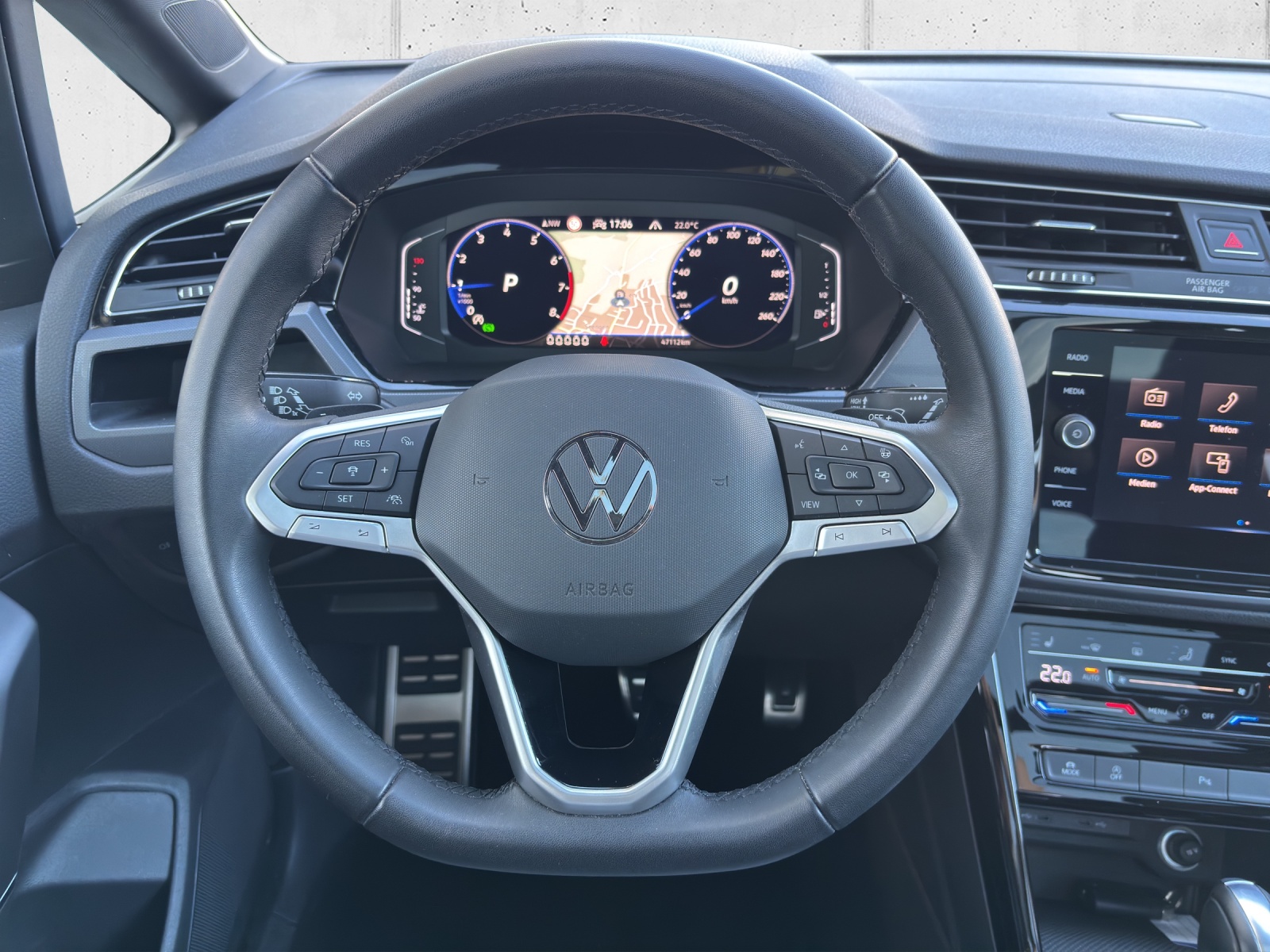 VW Touran 1.5 TSI EVO R-Line Highline DSG mit AHK, 7 Sitzen & Panorama-Ausstell-/Schiebedach-image-13
