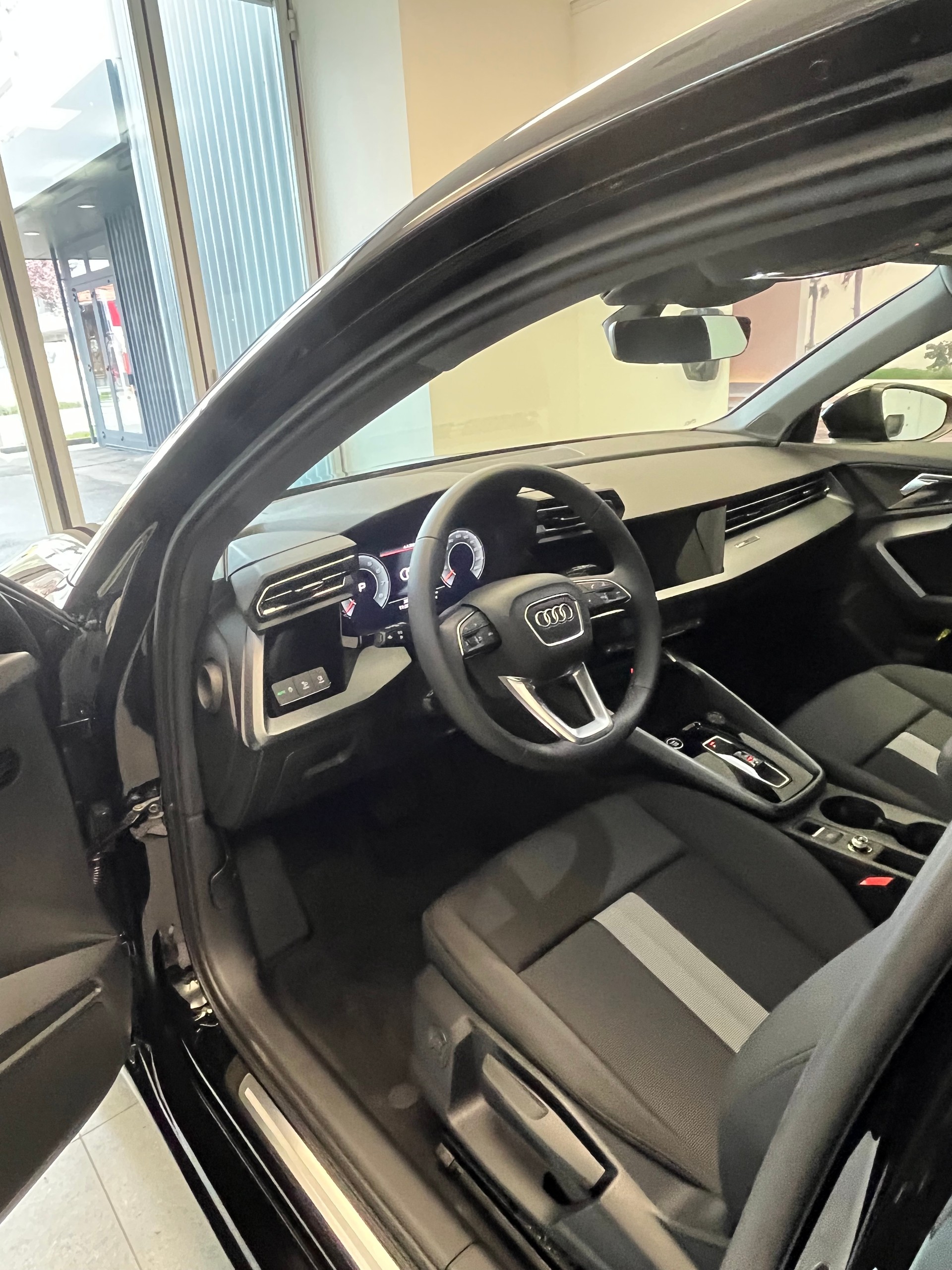 AUDI A3 1.5 35 TFSI Attraction S-Tronic-image-4
