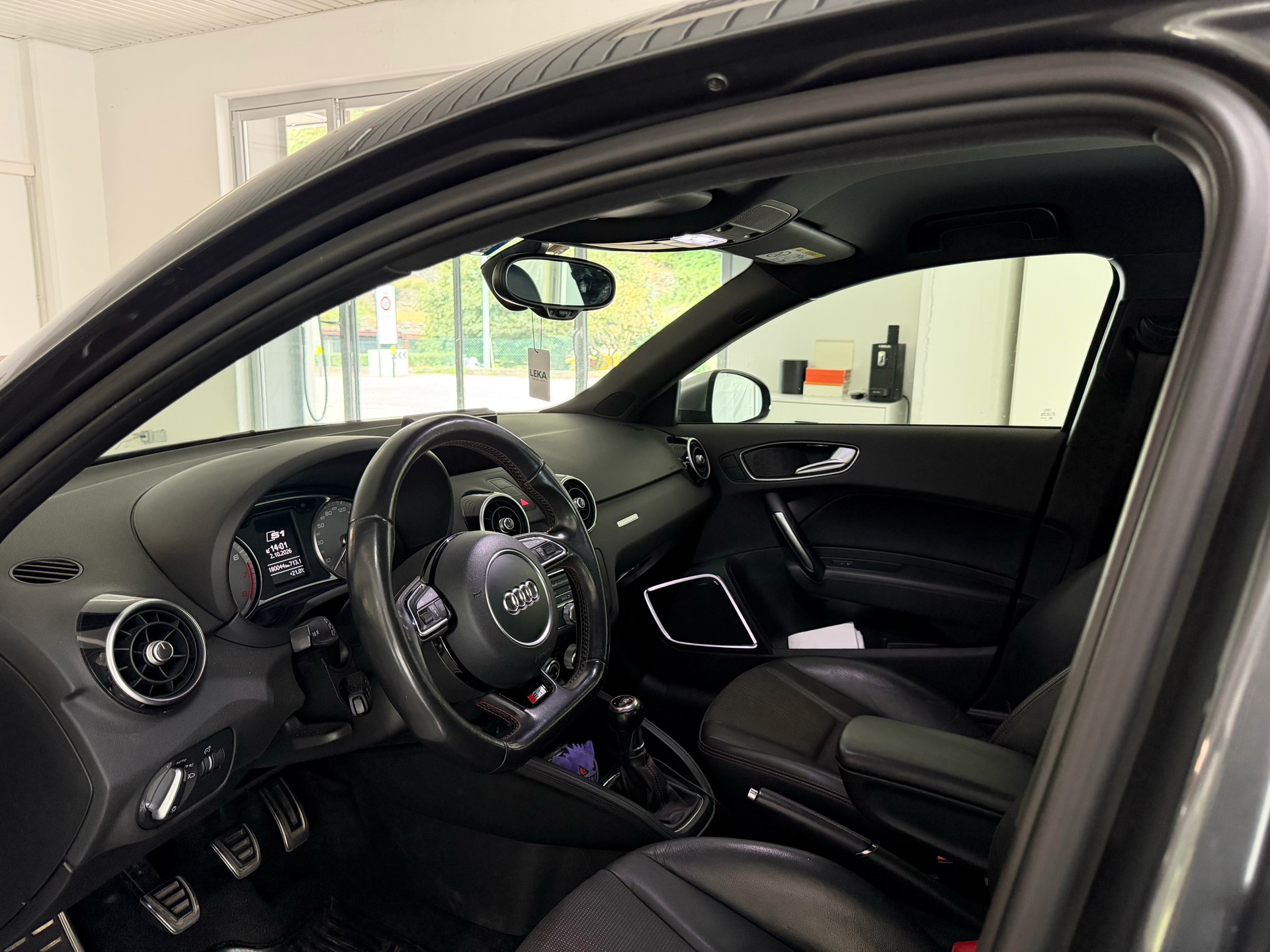 AUDI S1 Sportback 2.0 TFSI quattro-image-6