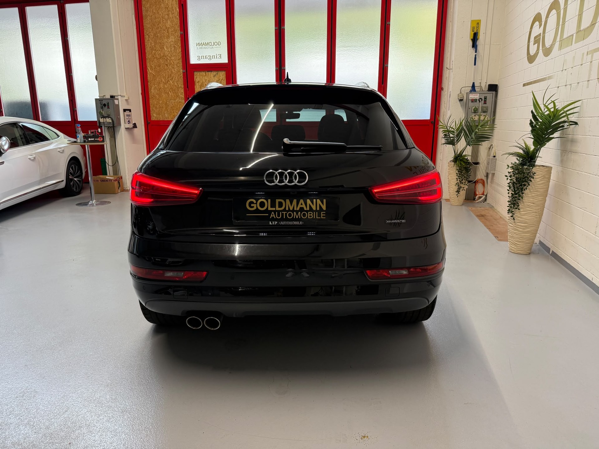 AUDI Q3 2.0 TDI design quattro S-tronic-image-4
