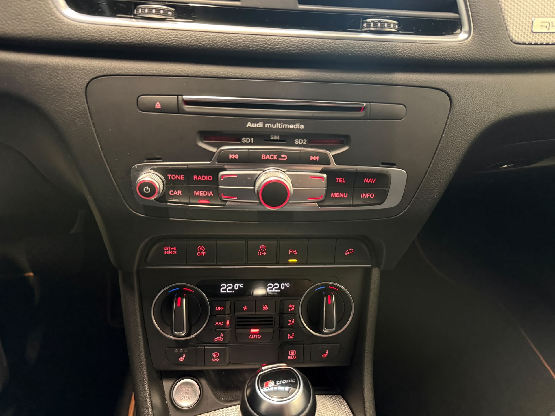 AUDI Q3 2.0 TDI design quattro S-tronic-image-21