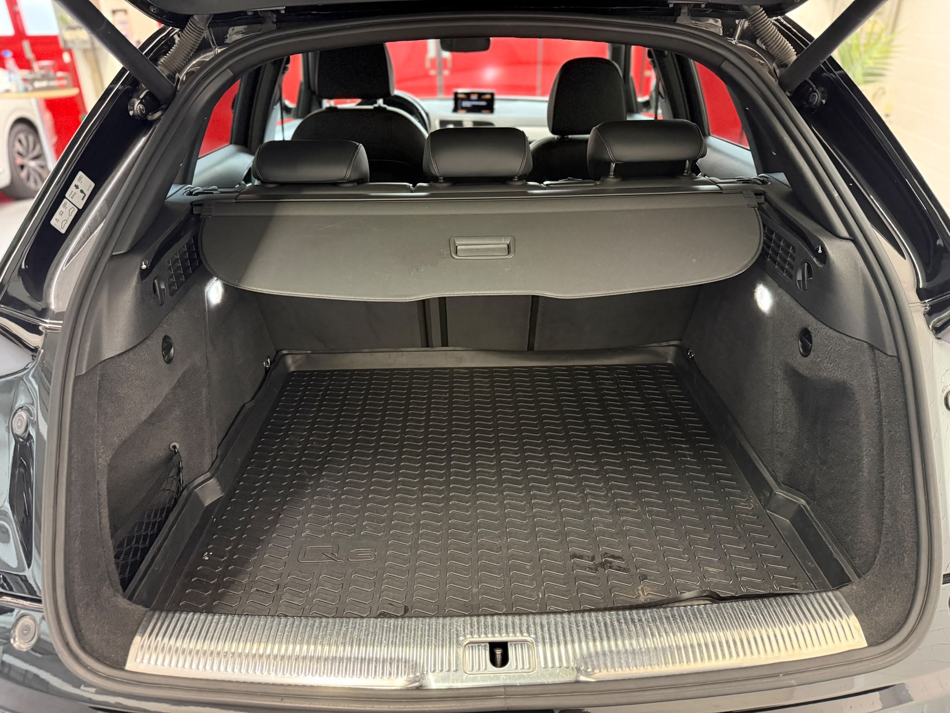 AUDI Q3 2.0 TDI design quattro S-tronic-image-12