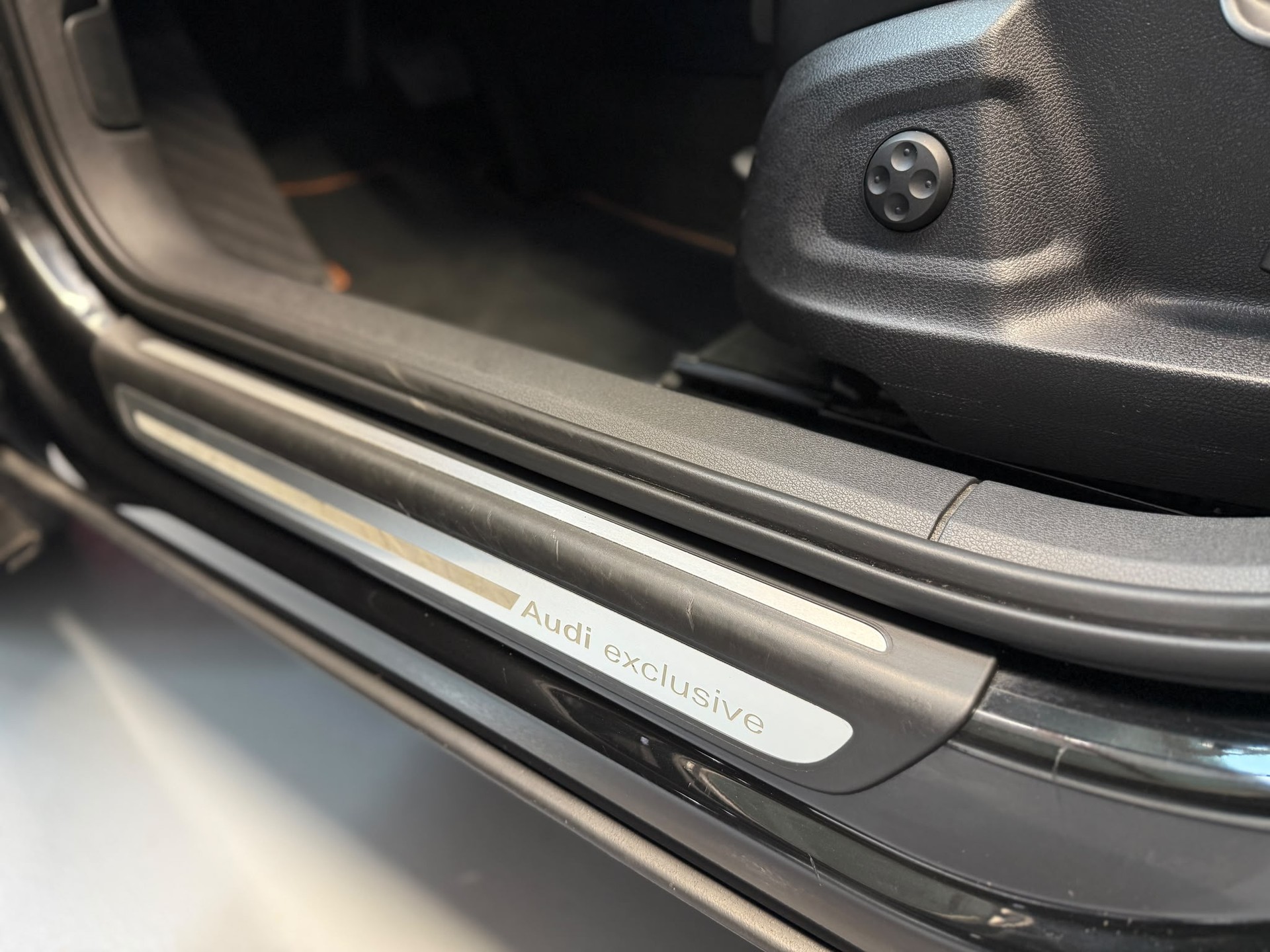 AUDI Q3 2.0 TDI design quattro S-tronic-image-18