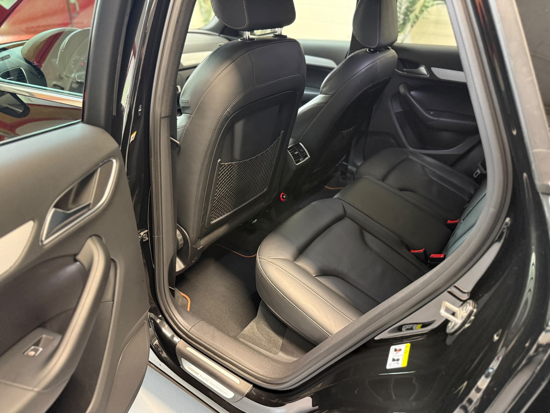 AUDI Q3 2.0 TDI design quattro S-tronic-image-10