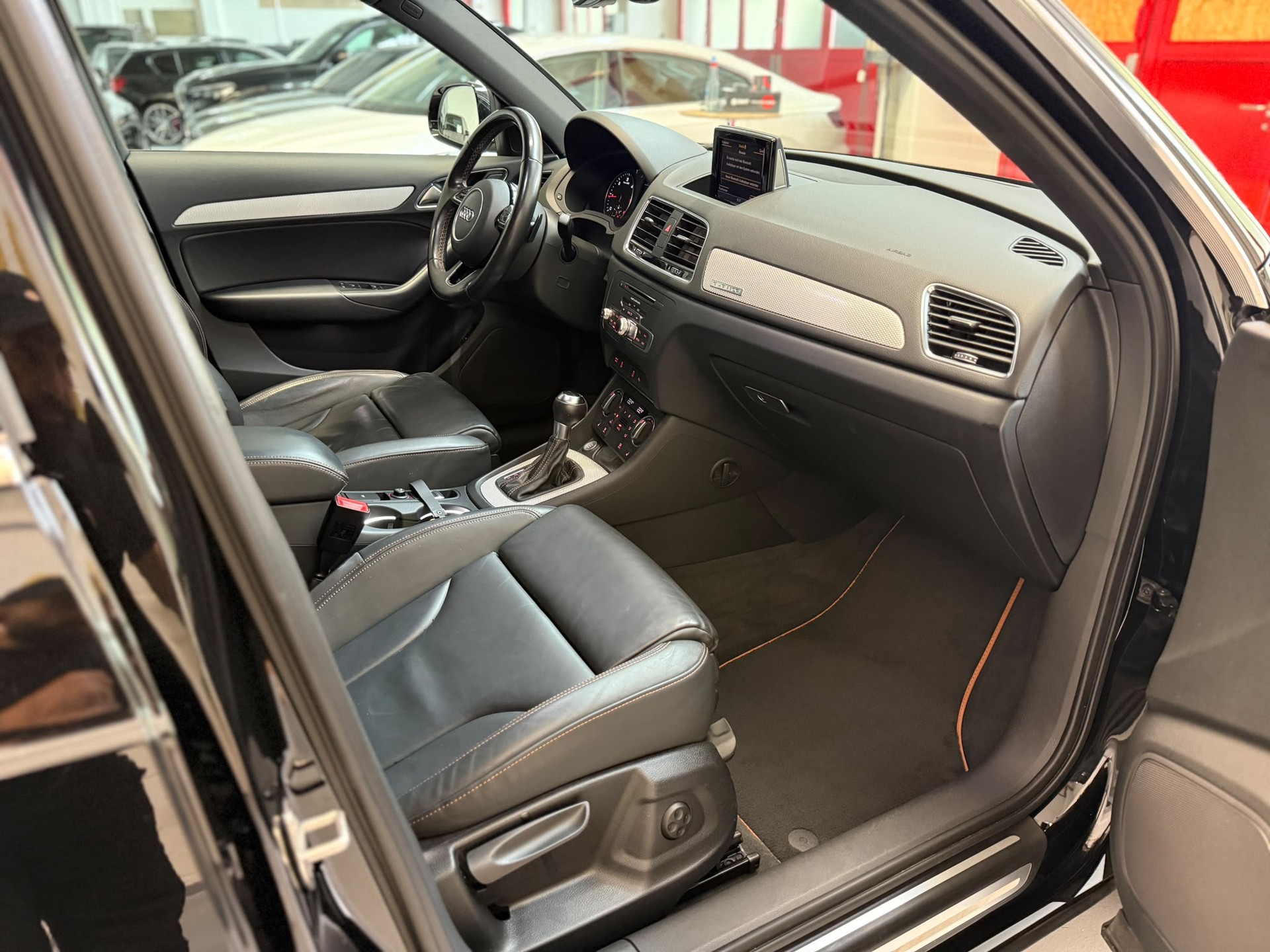 AUDI Q3 2.0 TDI design quattro S-tronic-image-16