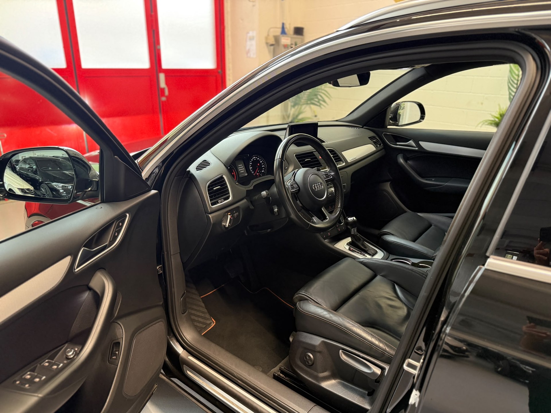 AUDI Q3 2.0 TDI design quattro S-tronic-image-8