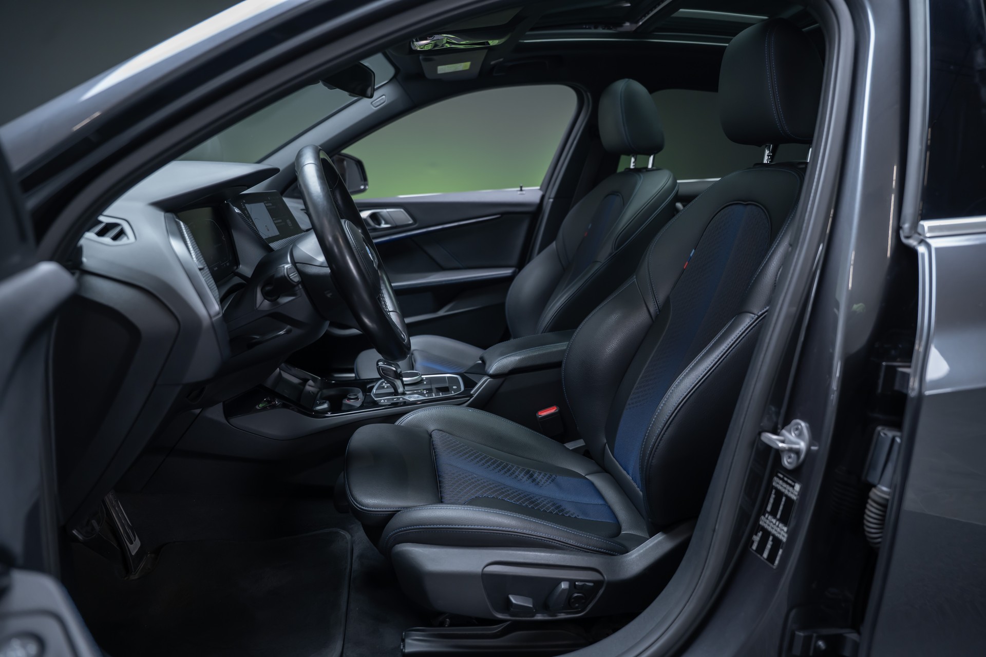 BMW 120i M Sport / CH-Fahrzeug / Panorama-Schiebedach / el.Sitze-image-10