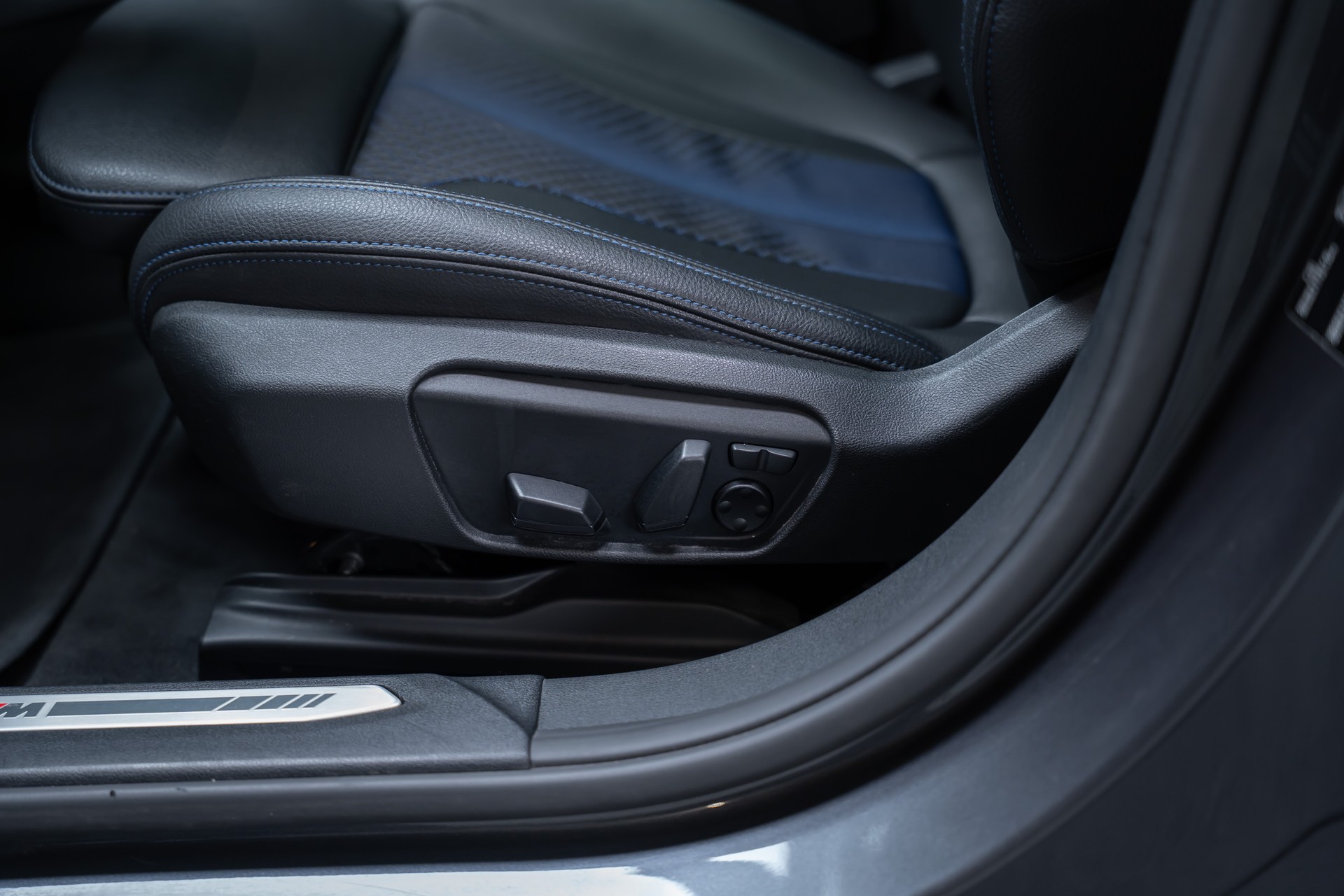 BMW 120i M Sport / CH-Fahrzeug / Panorama-Schiebedach / el.Sitze-image-15