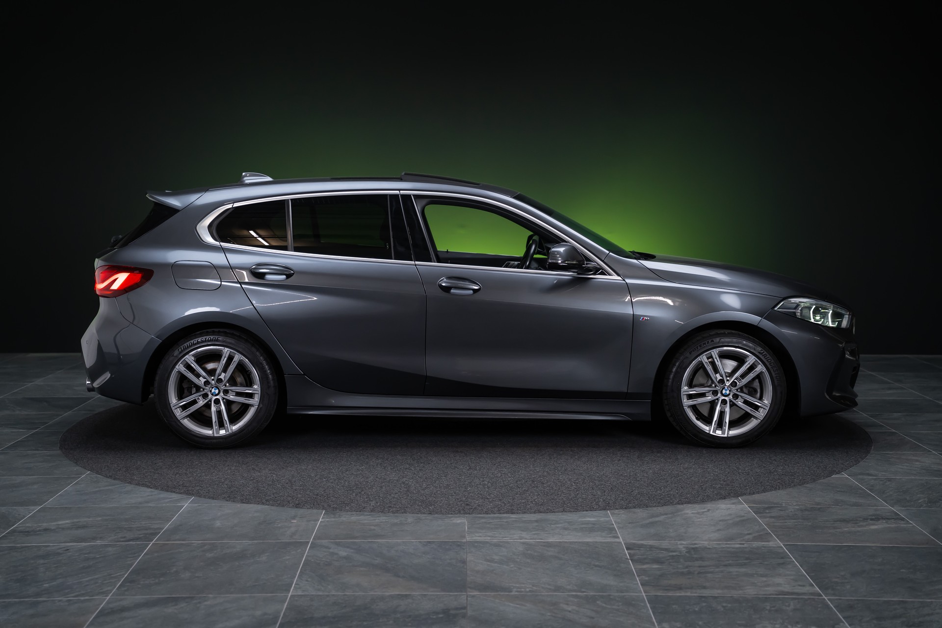 BMW 120i M Sport / CH-Fahrzeug / Panorama-Schiebedach / el.Sitze-image-3