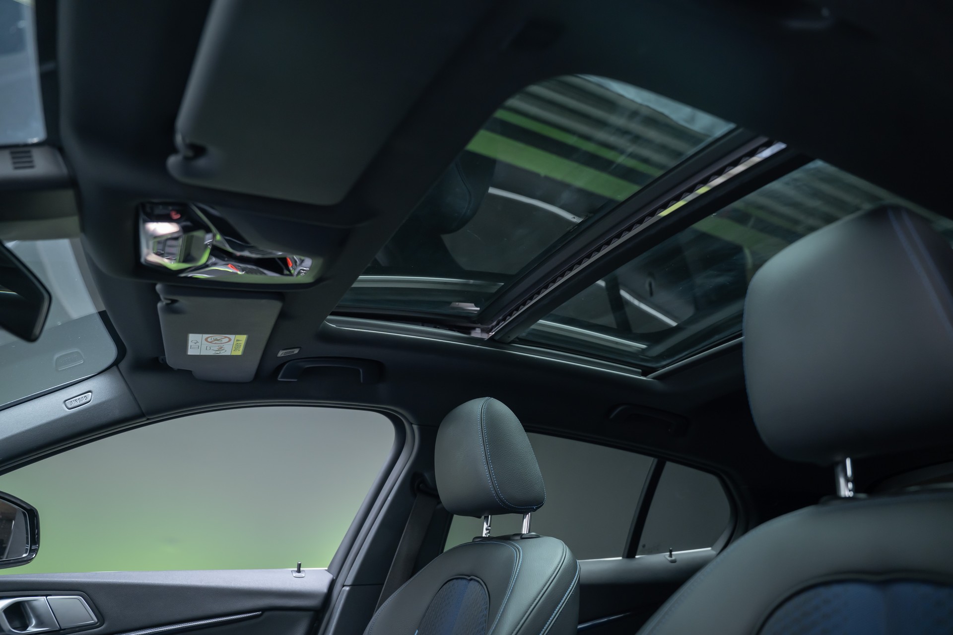 BMW 120i M Sport / CH-Fahrzeug / Panorama-Schiebedach / el.Sitze-image-11