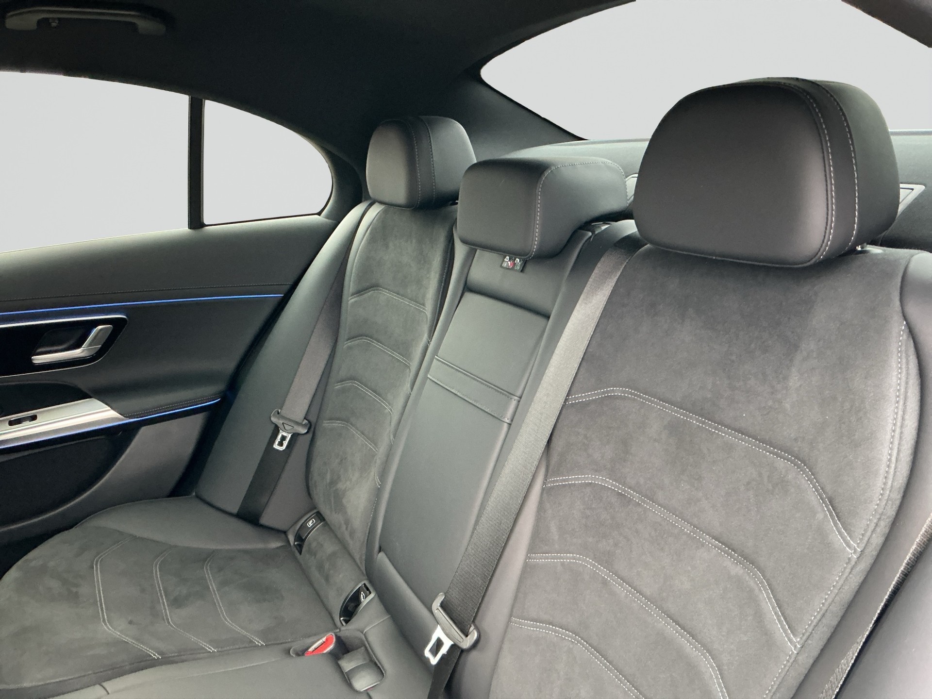 MERCEDES-BENZ E 200 9G-Tronic AMG Line-image-13