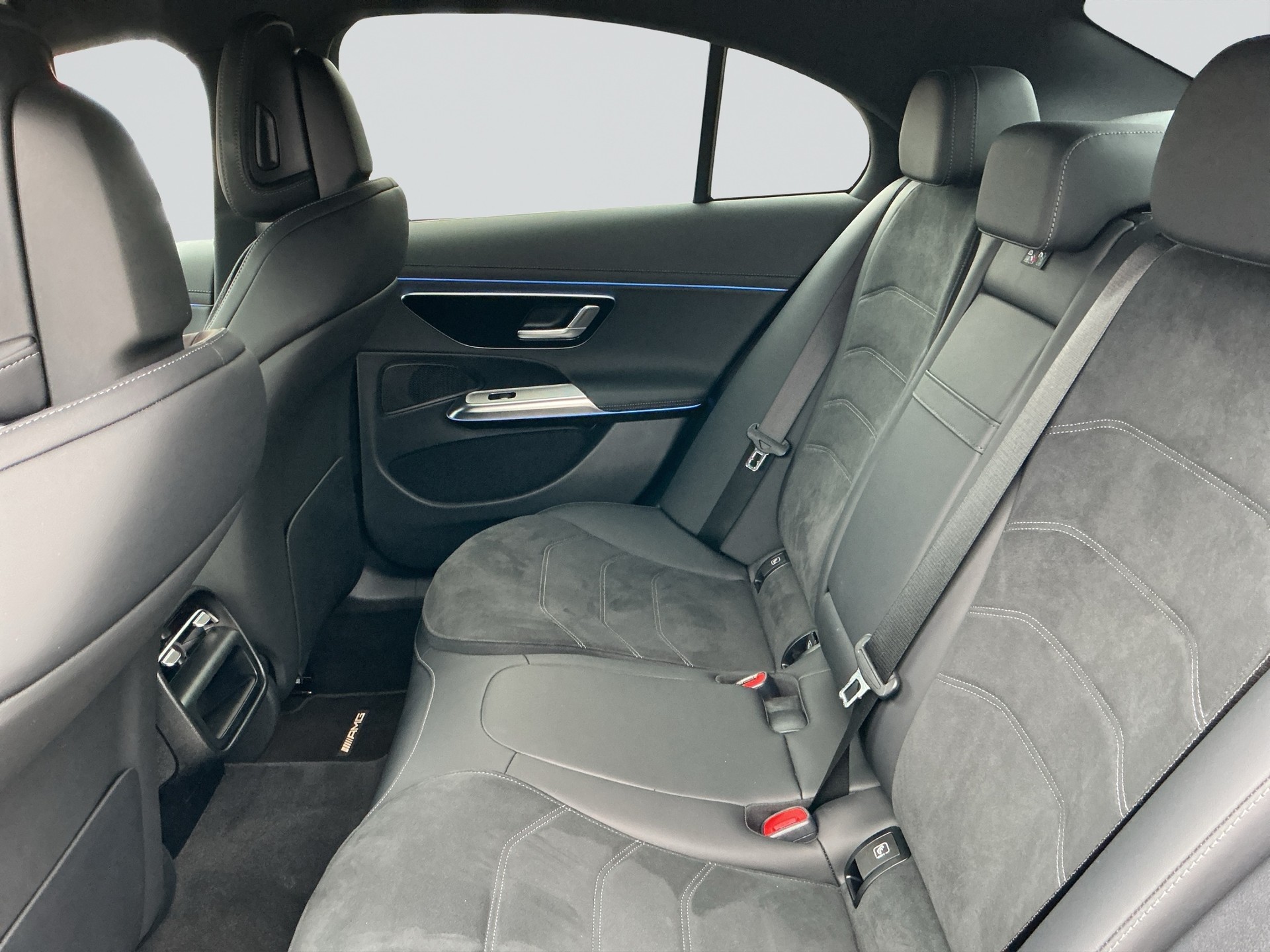 MERCEDES-BENZ E 200 9G-Tronic AMG Line-image-12