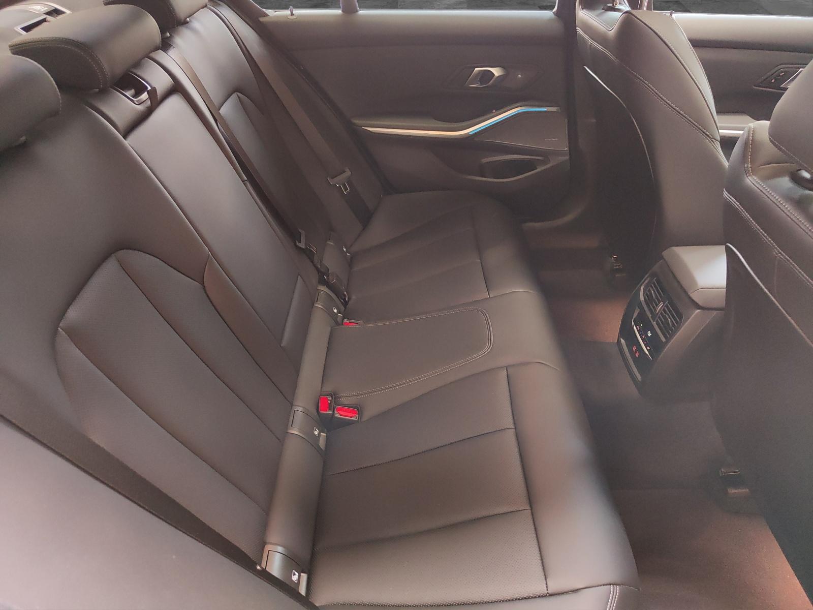 BMW 320d xDrive-image-16