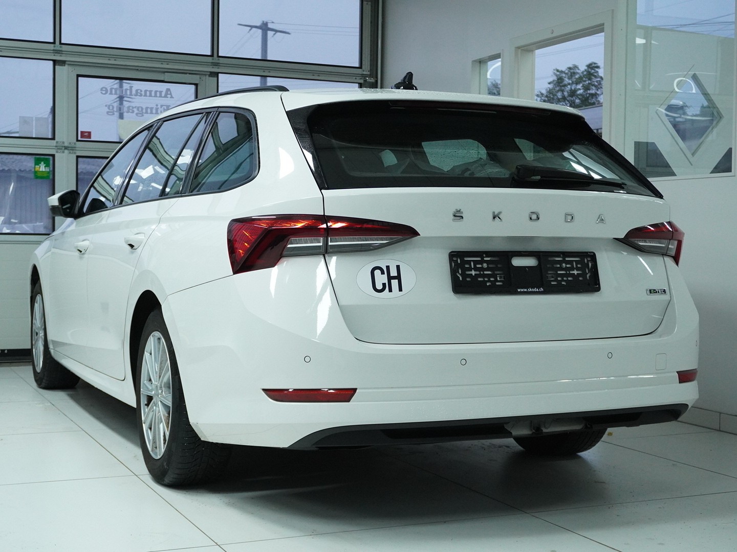 SKODA Octavia Combi 1.0 TSI mHEV DSG Ambition-image-1