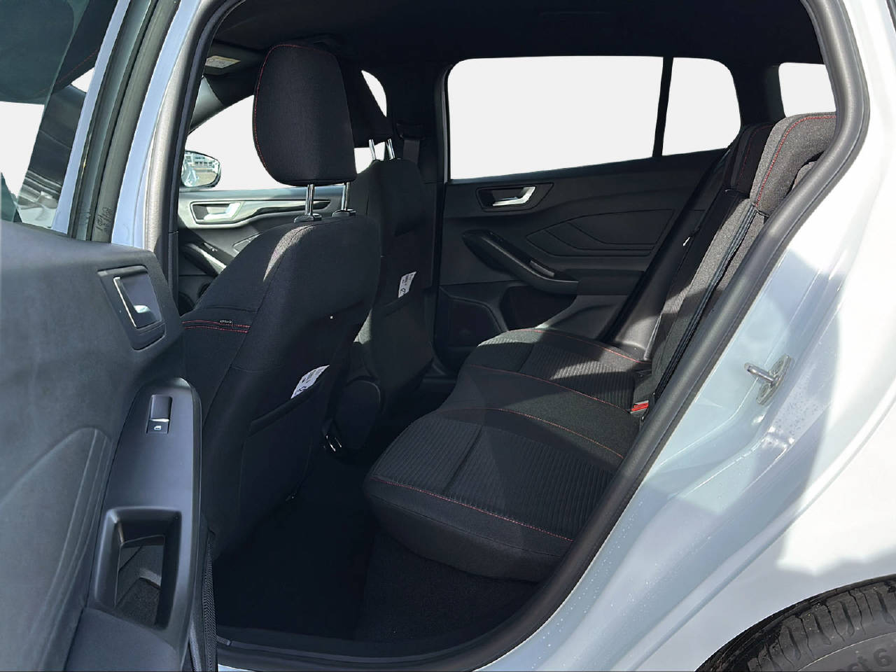 FORD Focus Station Wagon 1.0i EcoB Hybrid 155 ST-Line X-image-12