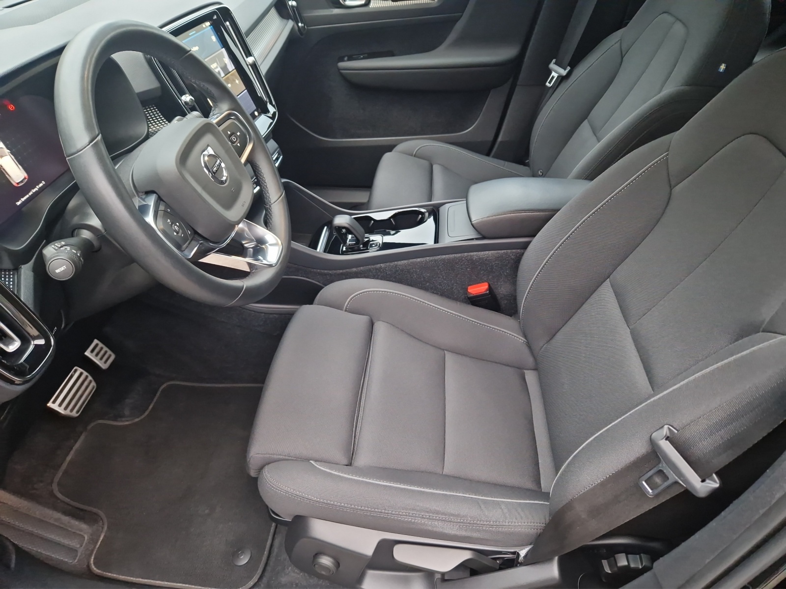 VOLVO XC40 P6 Core-showroom-element-1