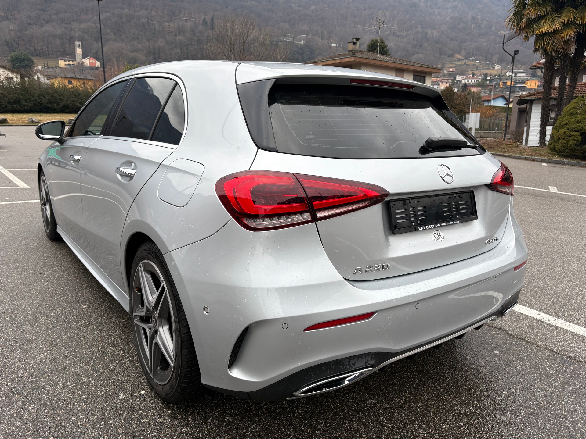 MERCEDES-BENZ A 220 AMG Line 7G-DCT 4Matic-image-2