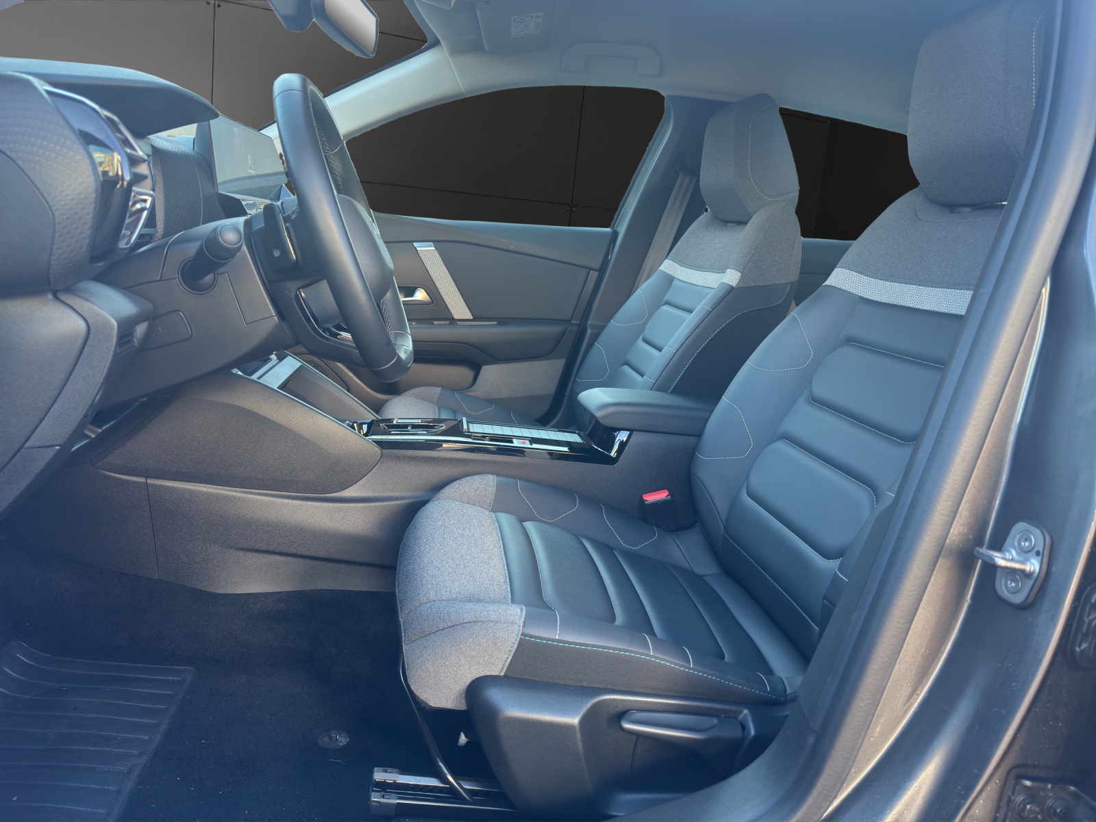 CITROEN C4 X 1.2 Pure Tech Max EAT8-image-9