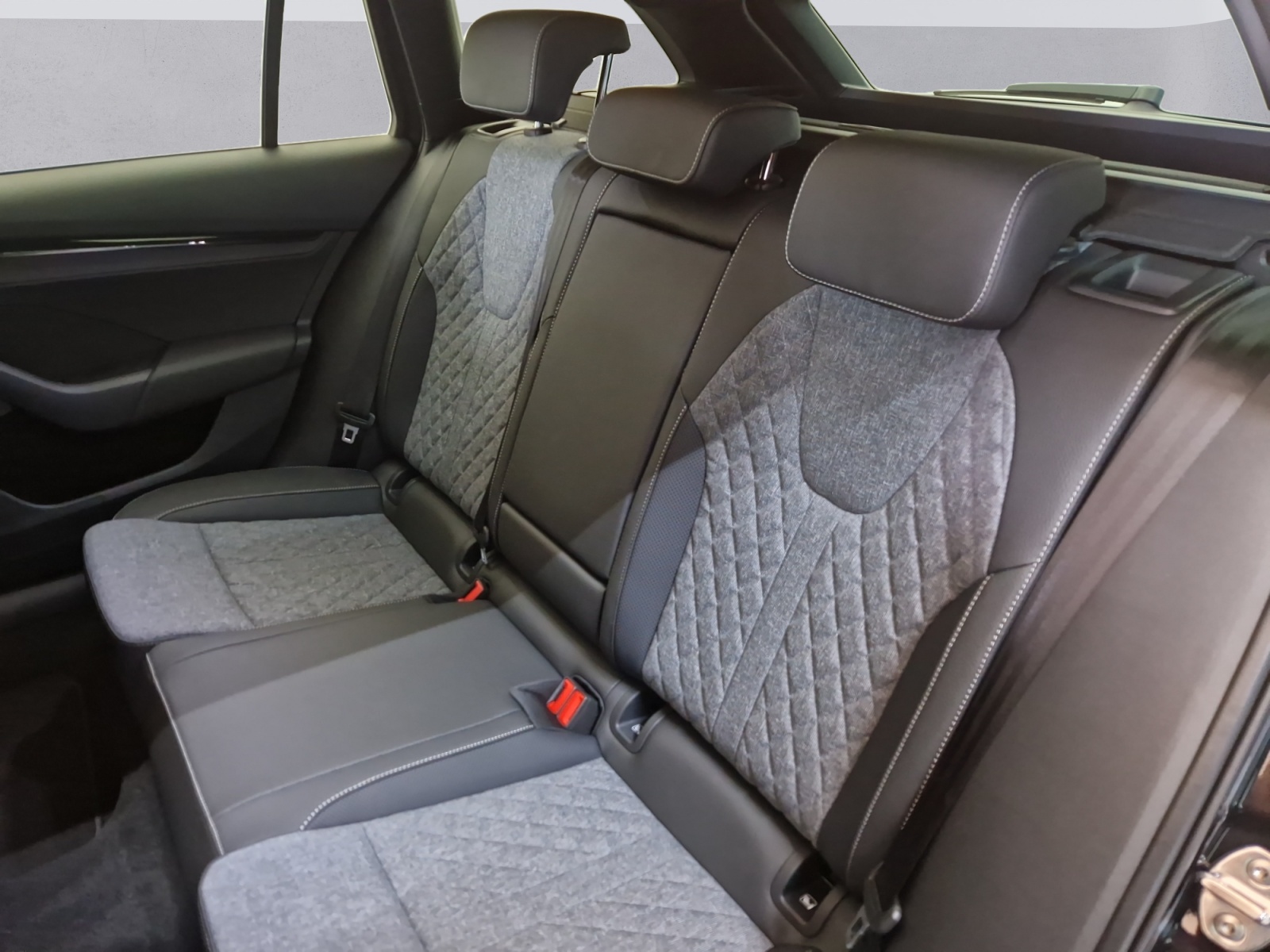 SKODA Octavia Combi 2.0 TSI DSG Dynamic 4x4-image-11