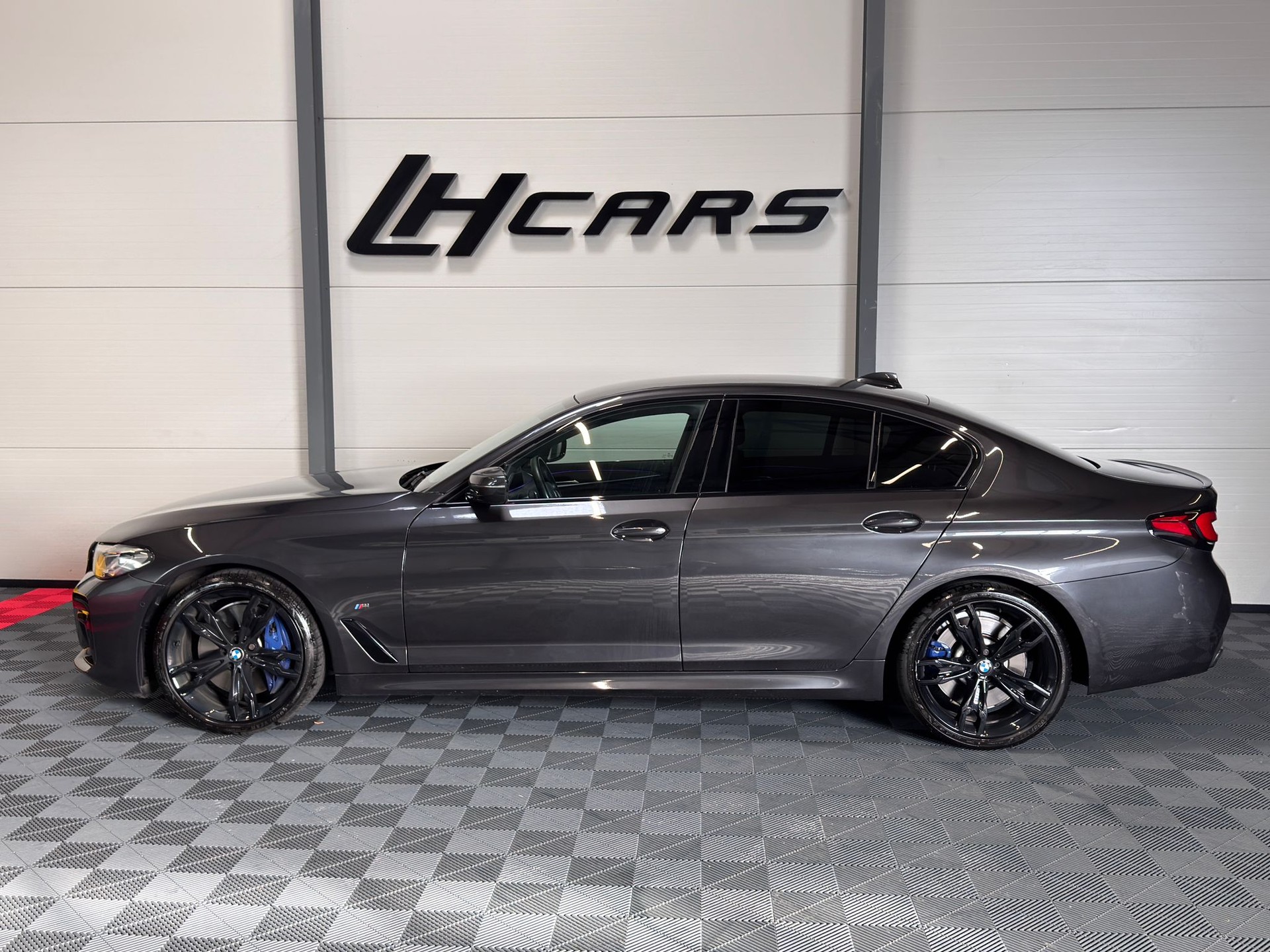 BMW M550i xDrive SAG-image-1