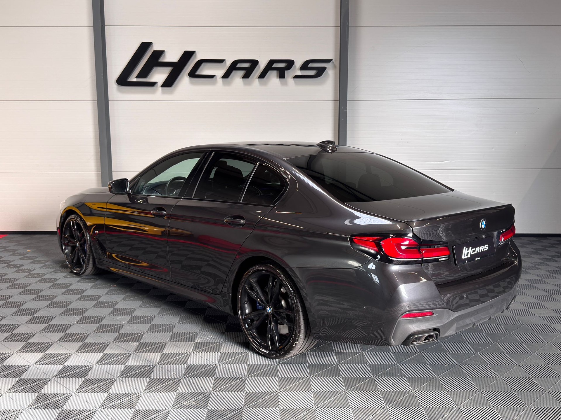 BMW M550i xDrive SAG-image-2