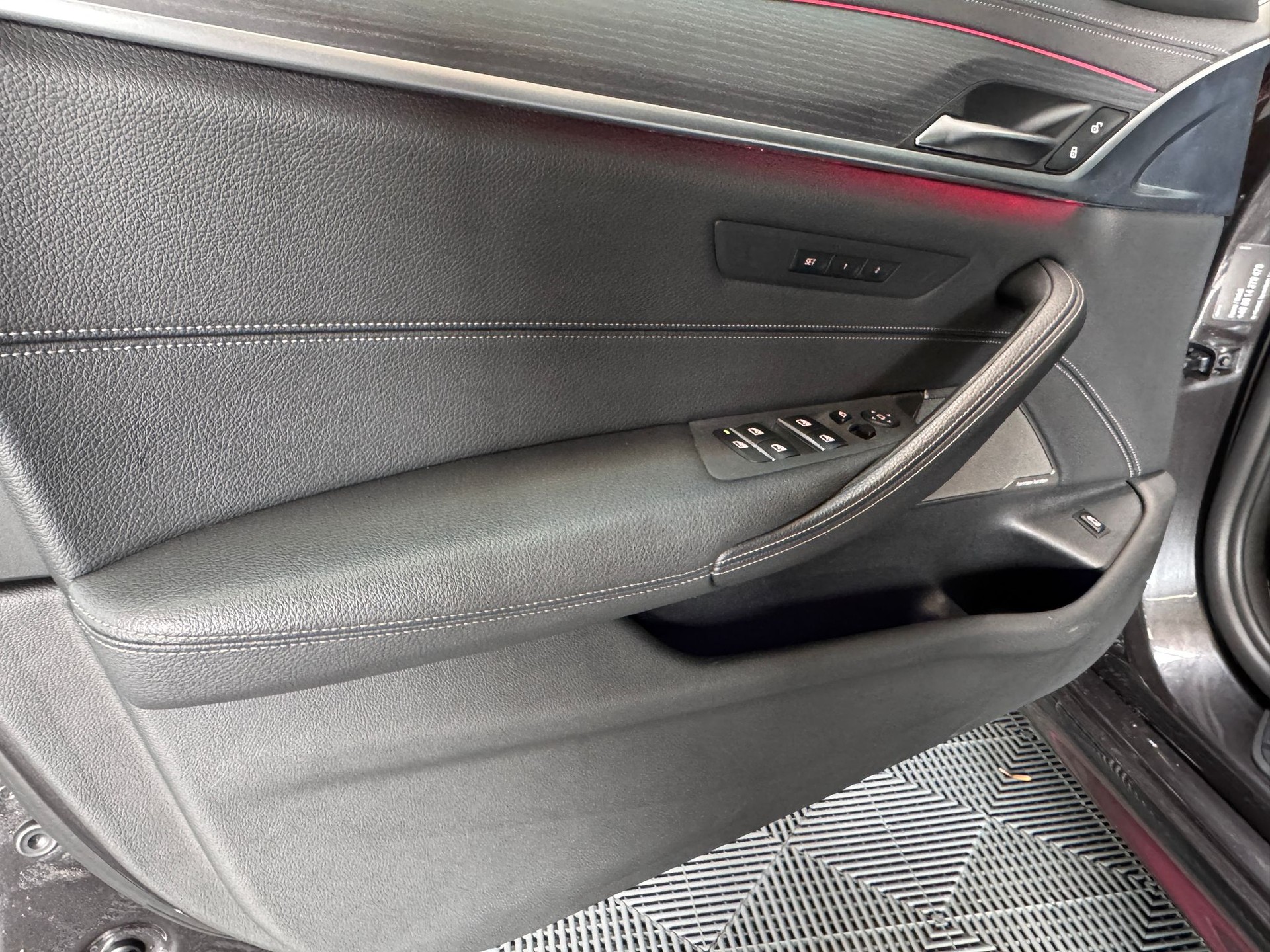BMW M550i xDrive SAG-image-12