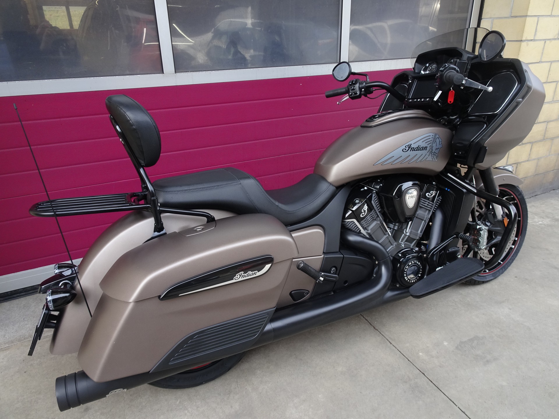 INDIAN Challenger Dark Horse-showroom-element-3