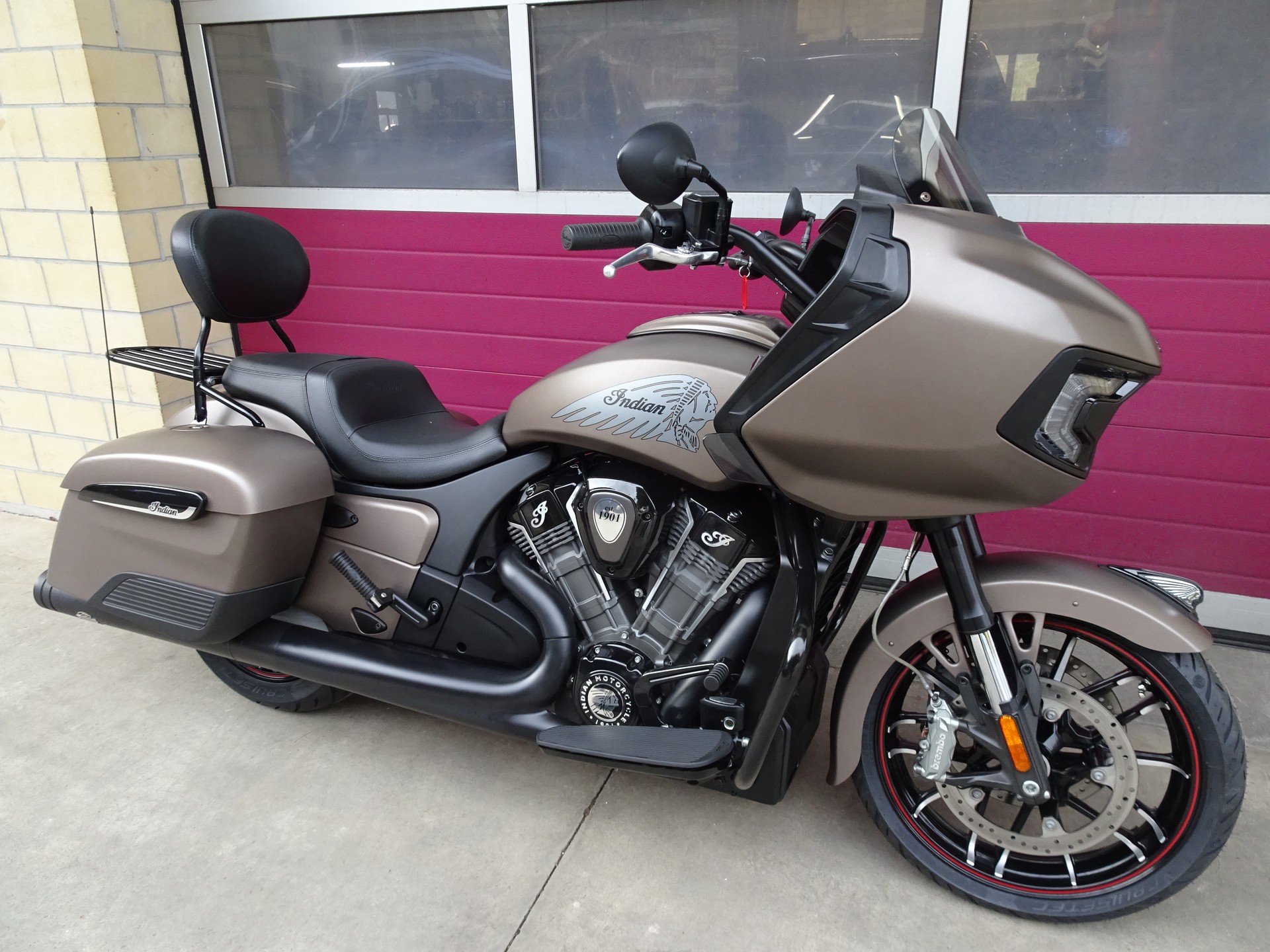 INDIAN Challenger Dark Horse-showroom-element-2