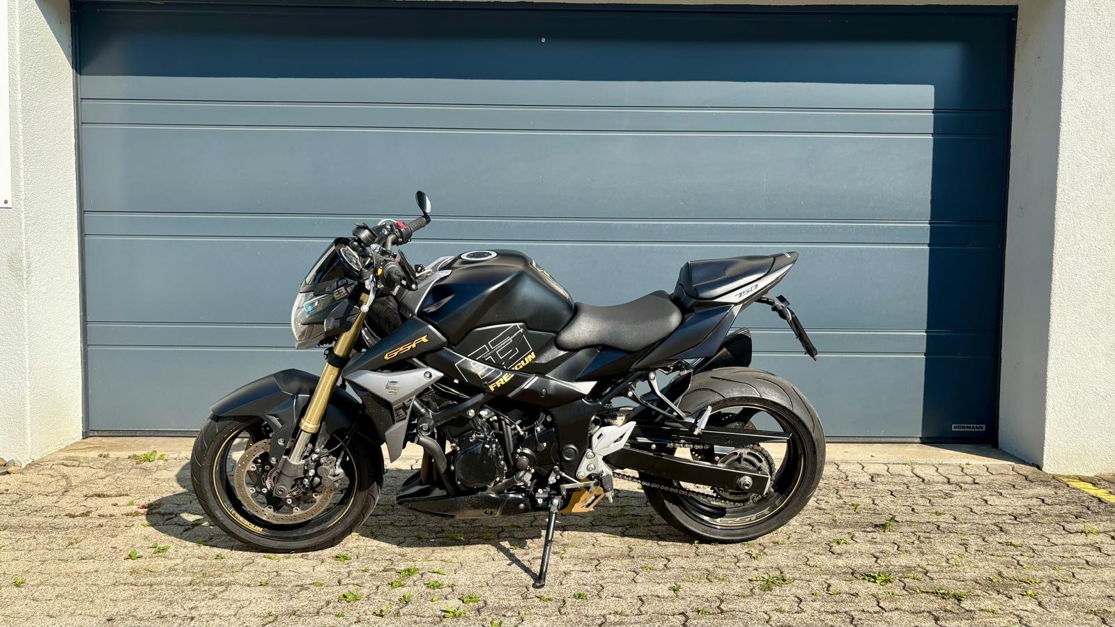 SUZUKI GSR 750 ABS Freegun-showroom-element-2