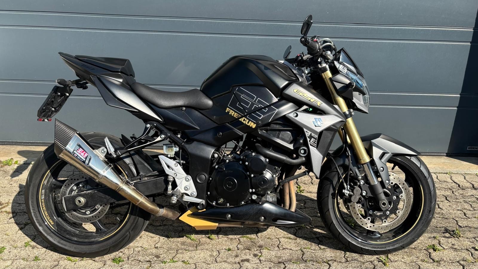 SUZUKI GSR 750 ABS Freegun-showroom-element-1