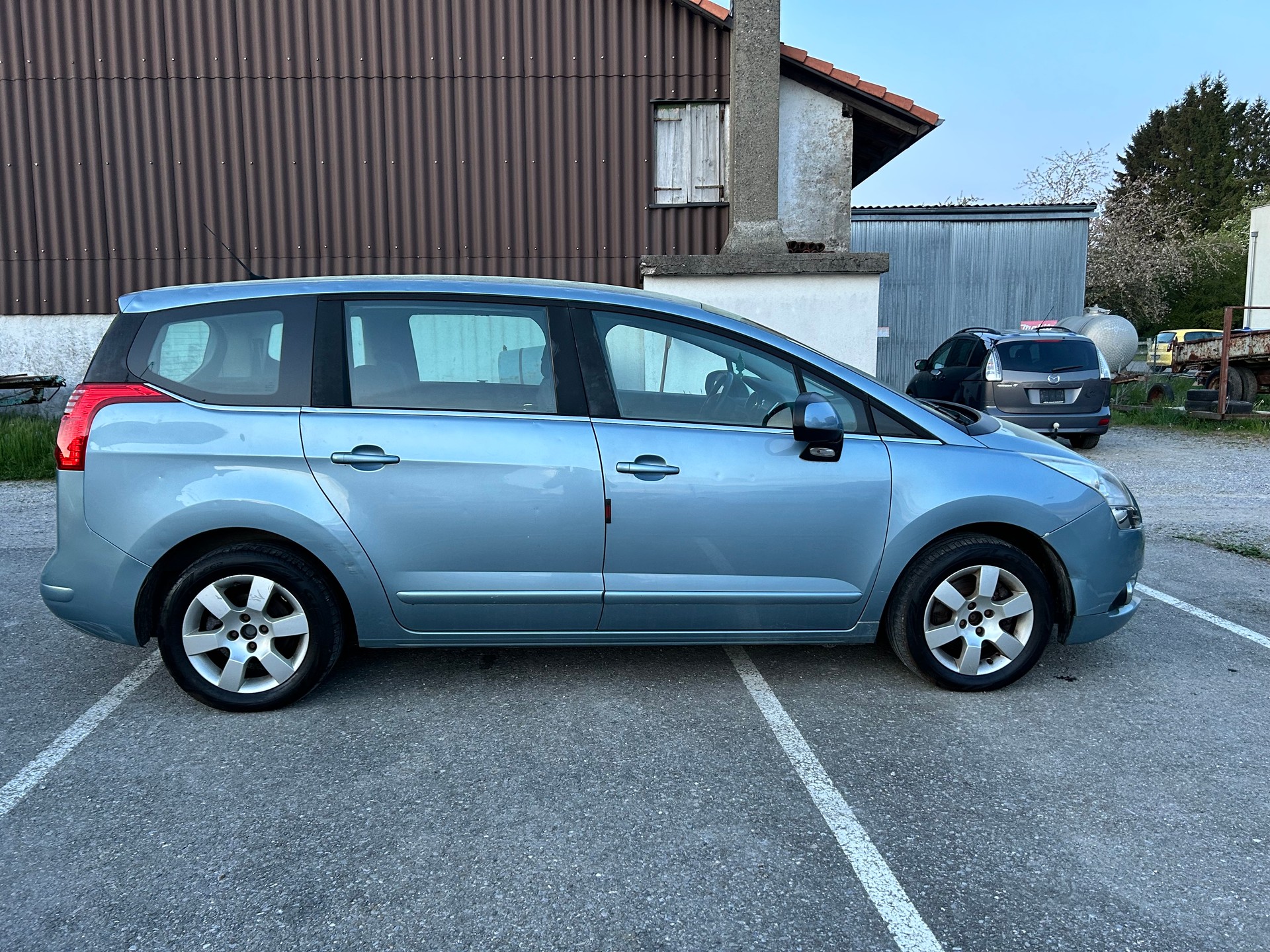 PEUGEOT 5008 1.6 16V T Active-image-1