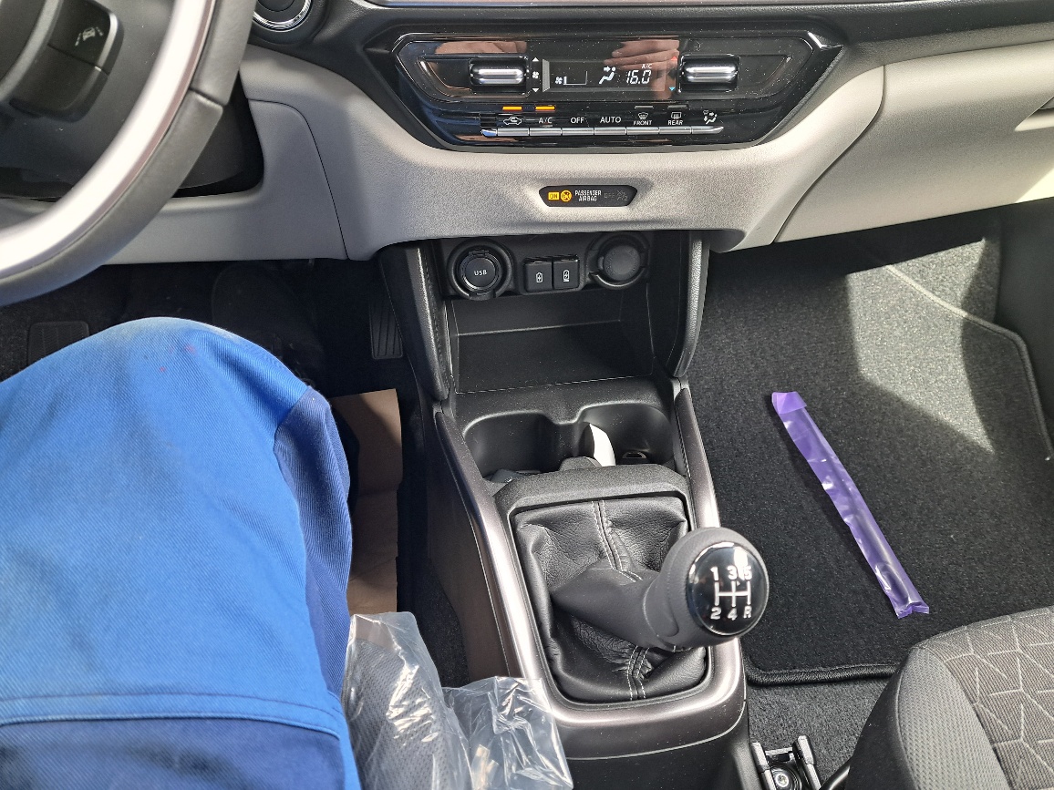 SUZUKI Swift 1.2 Sakura Top Hybrid 4x4-image-8