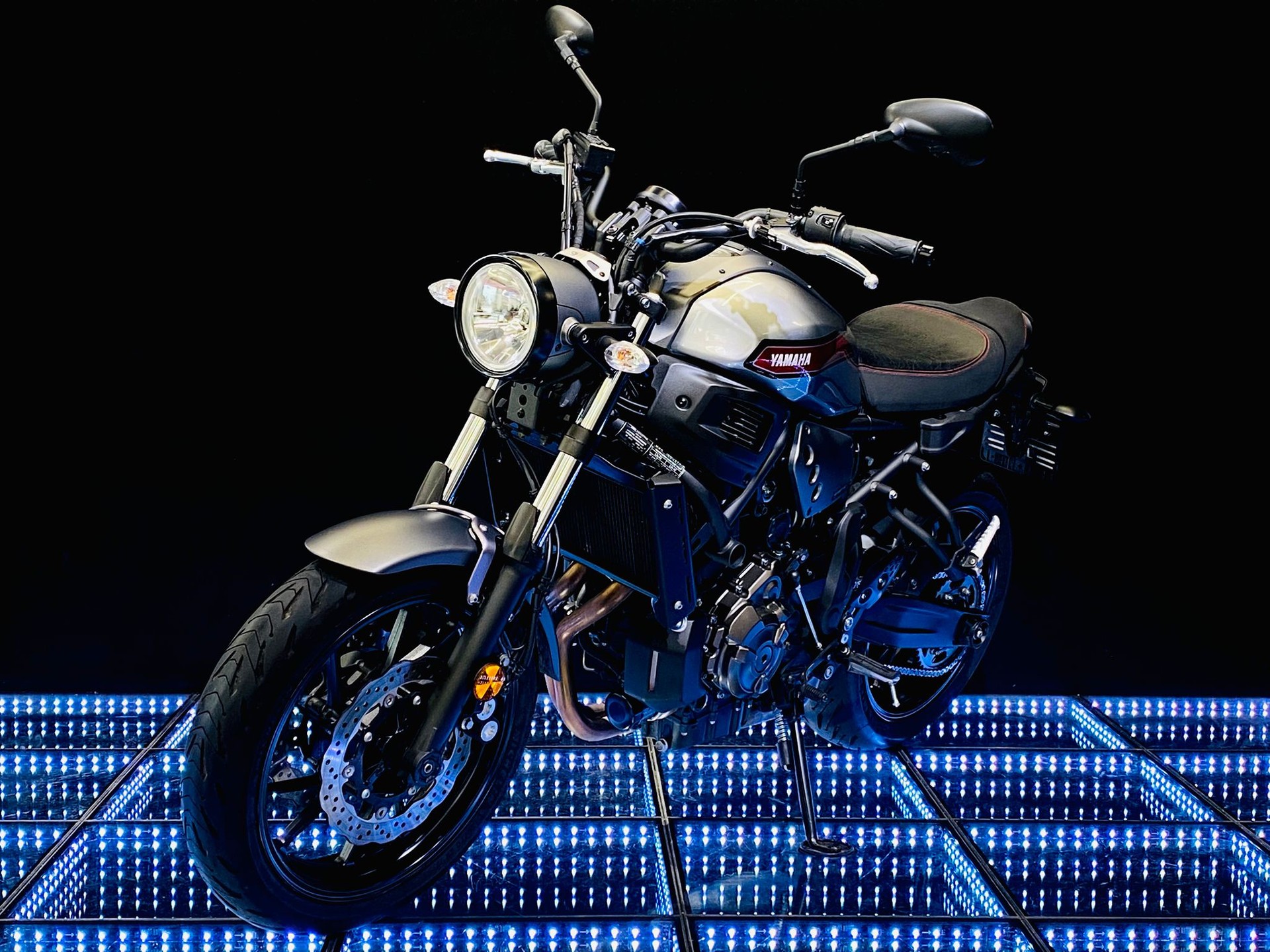 YAMAHA XSR 700 (35kW)-showroom-element-1