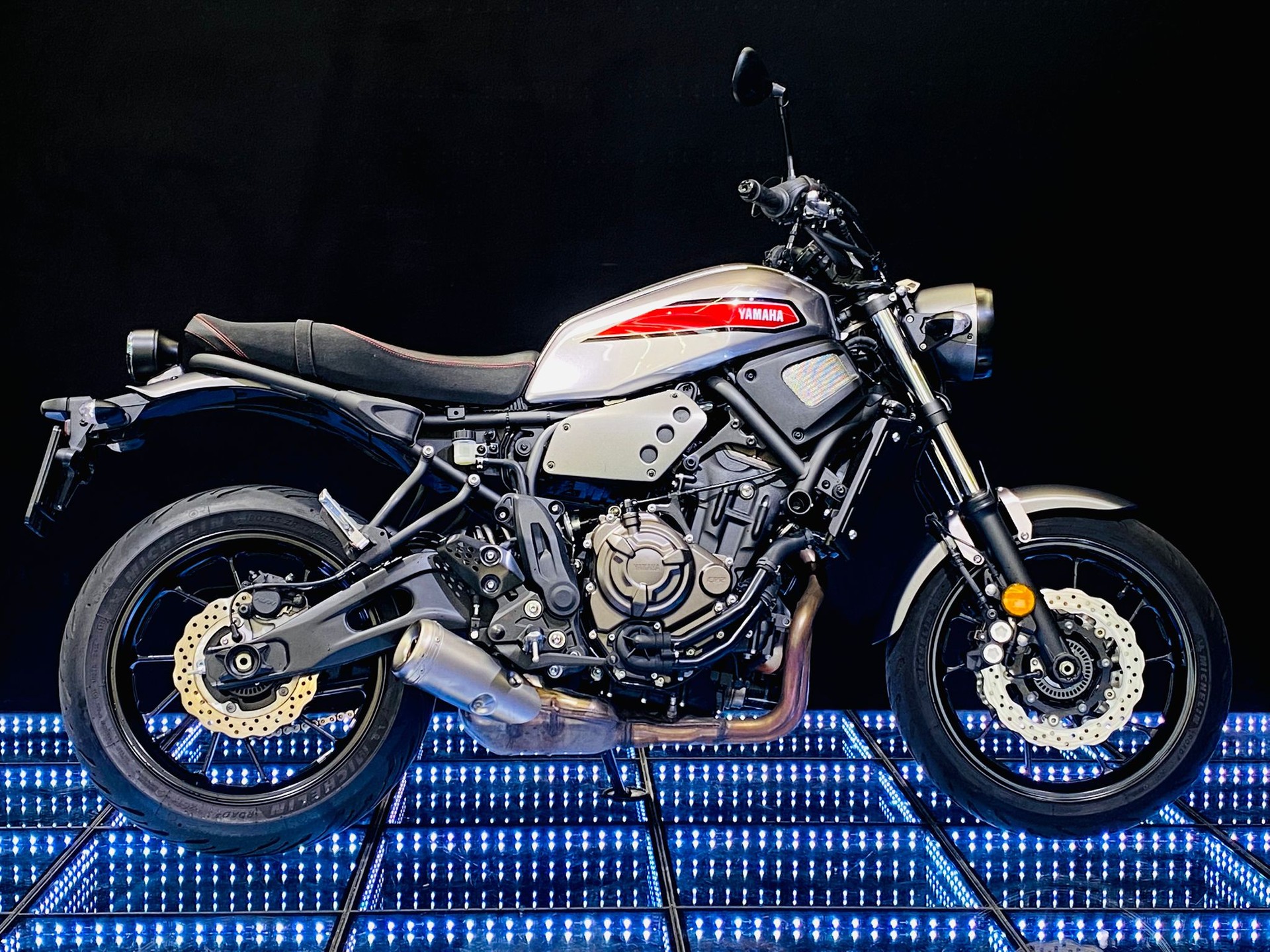 YAMAHA XSR 700 (35kW)-showroom-element-2