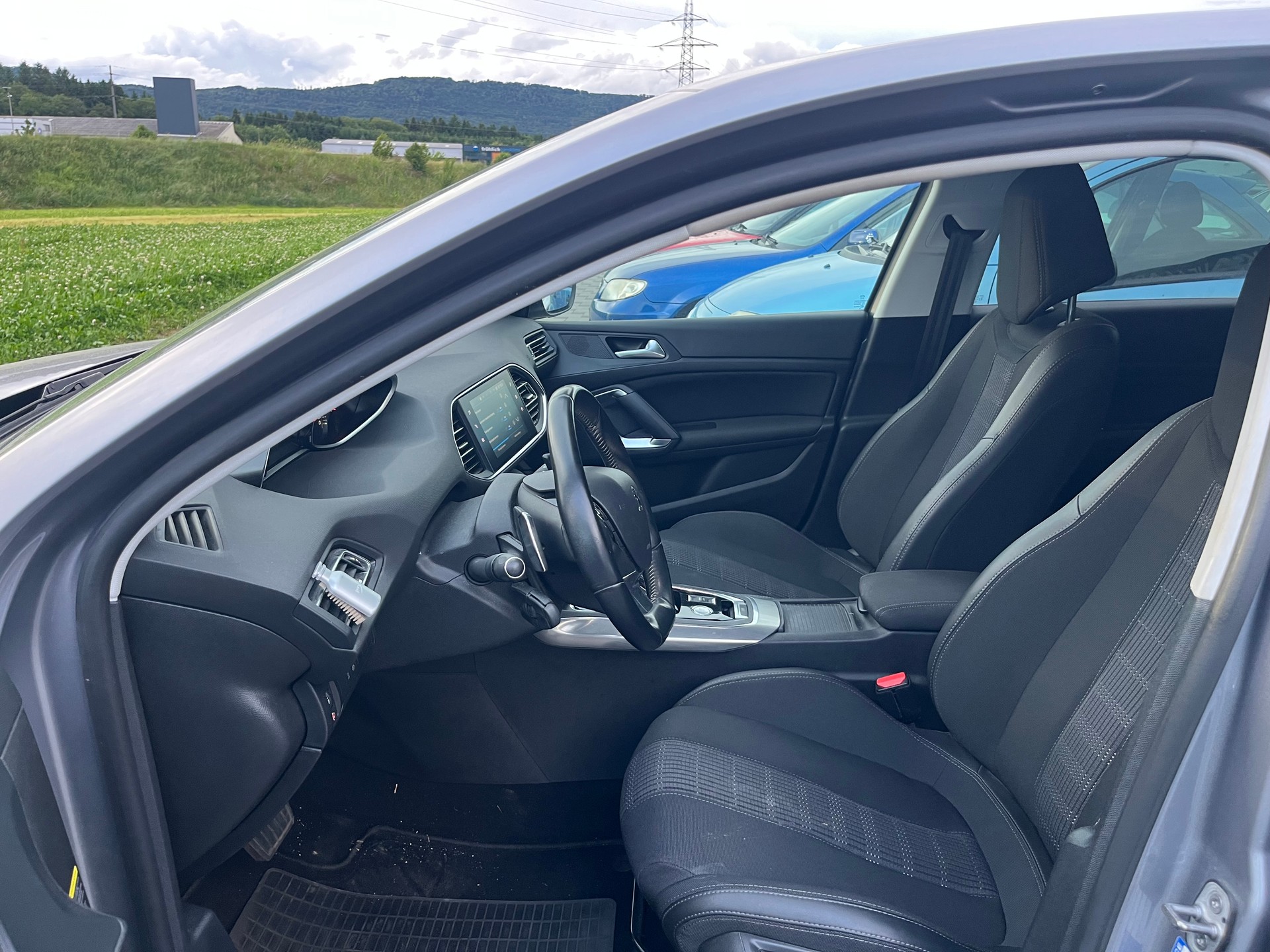 PEUGEOT 308 1.2 Pure Tech Allure EAT8-image-8
