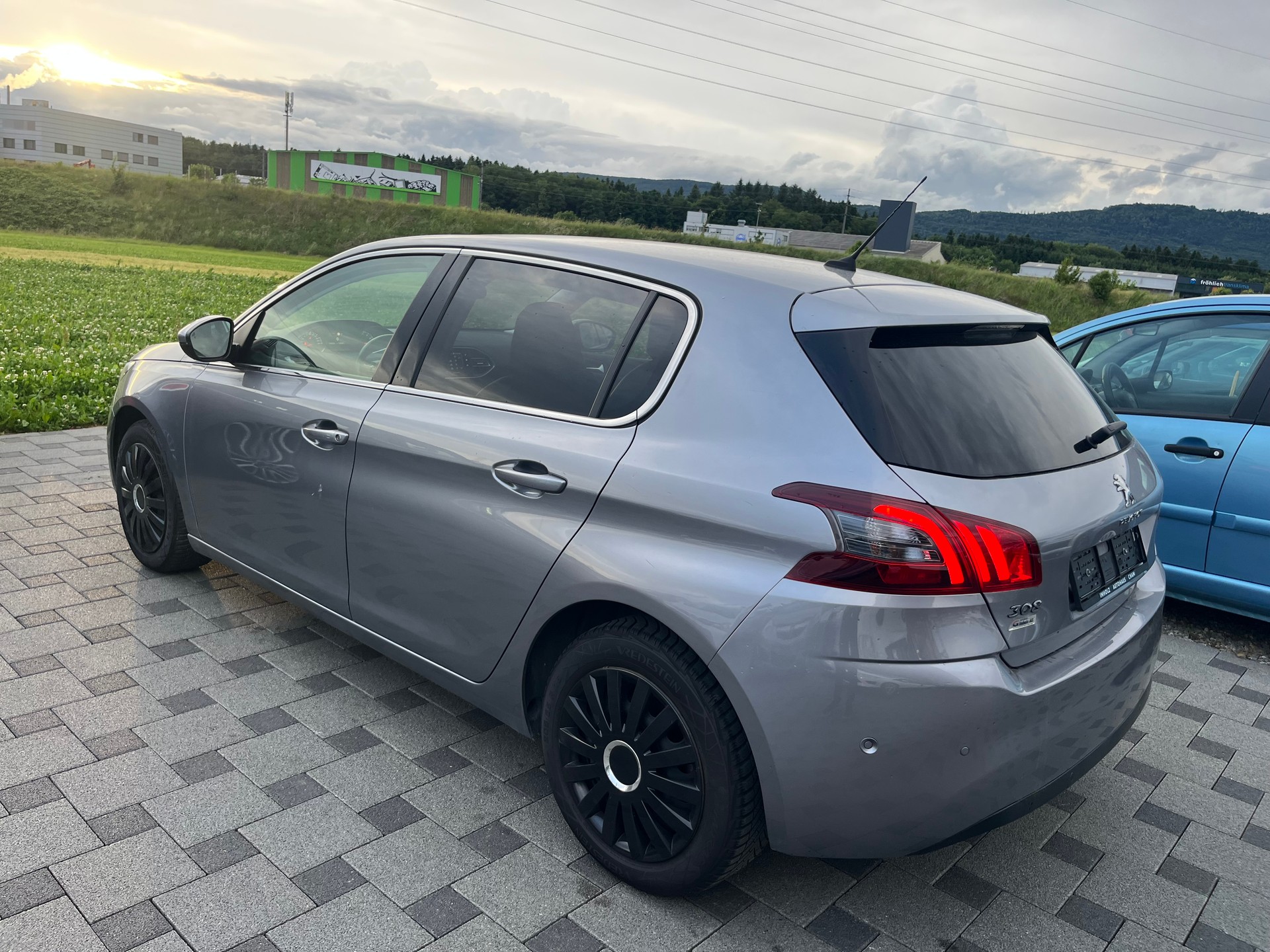 PEUGEOT 308 1.2 Pure Tech Allure EAT8-image-5