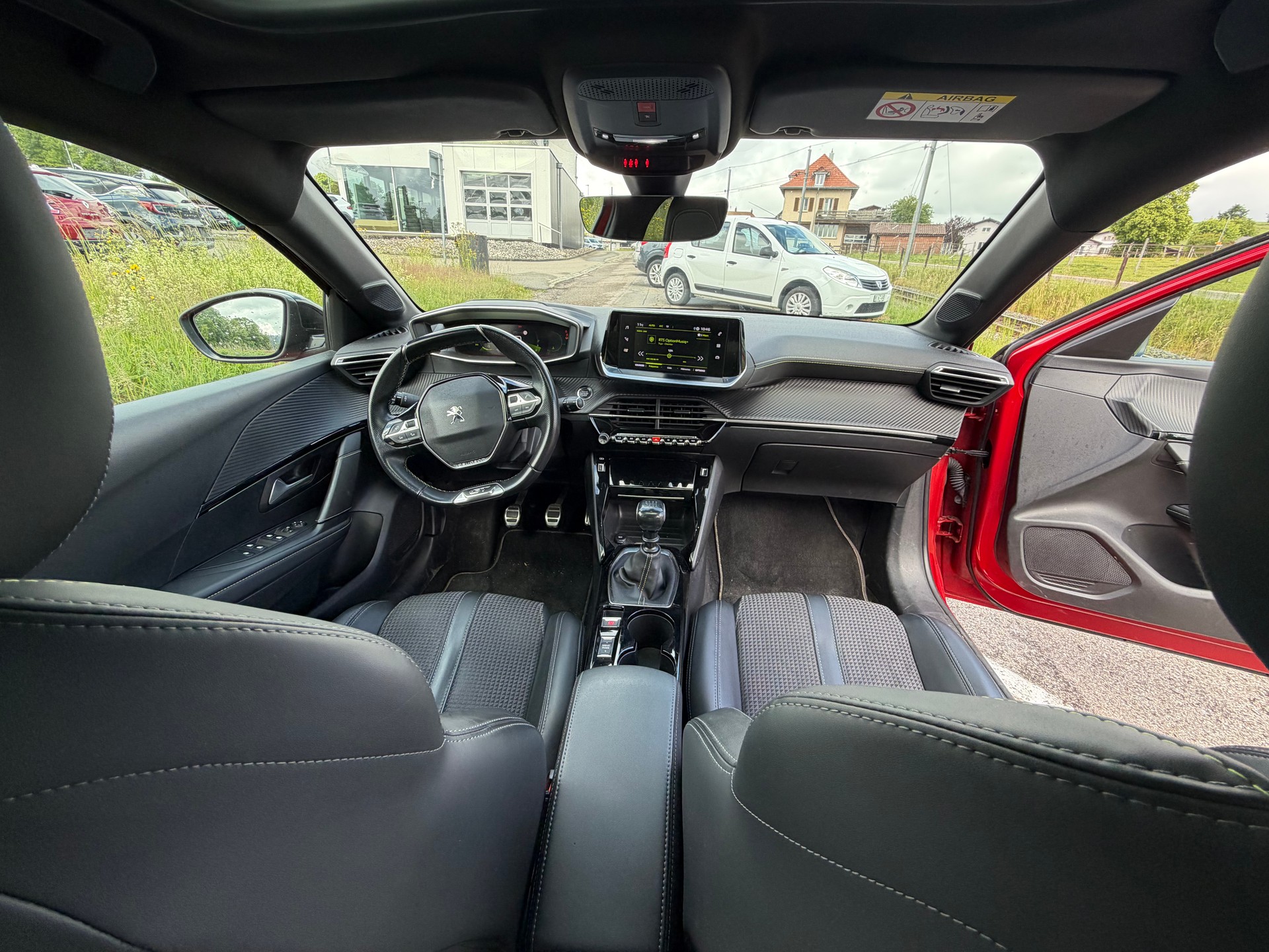 PEUGEOT 208 1.2 PureTech GT Line-image-8