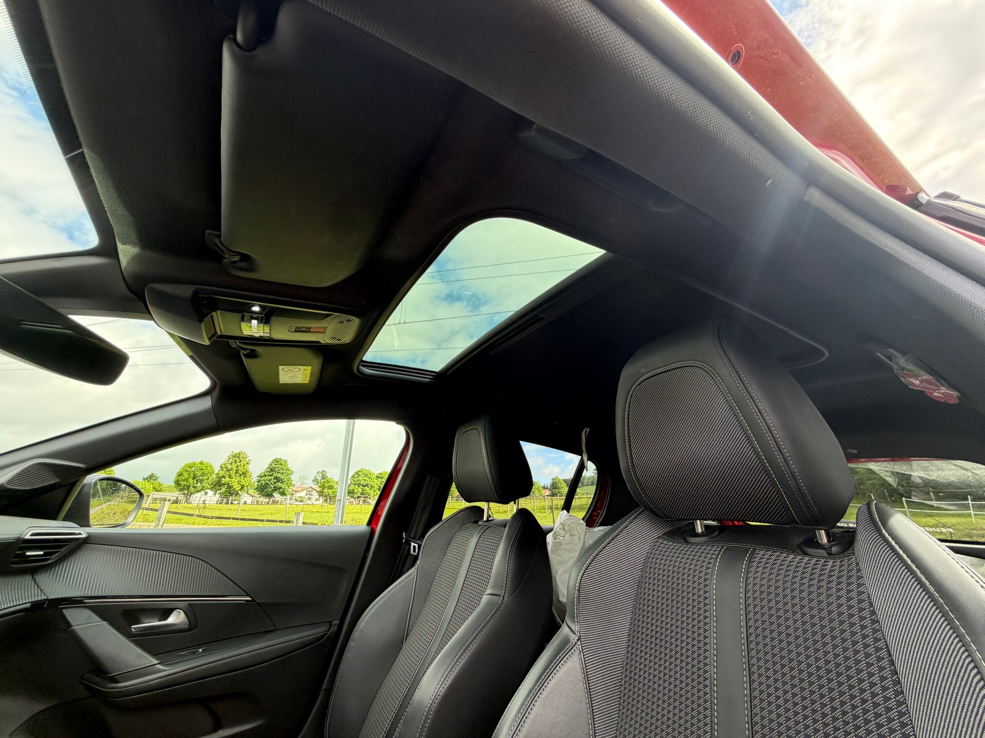 PEUGEOT 208 1.2 PureTech GT Line-image-11